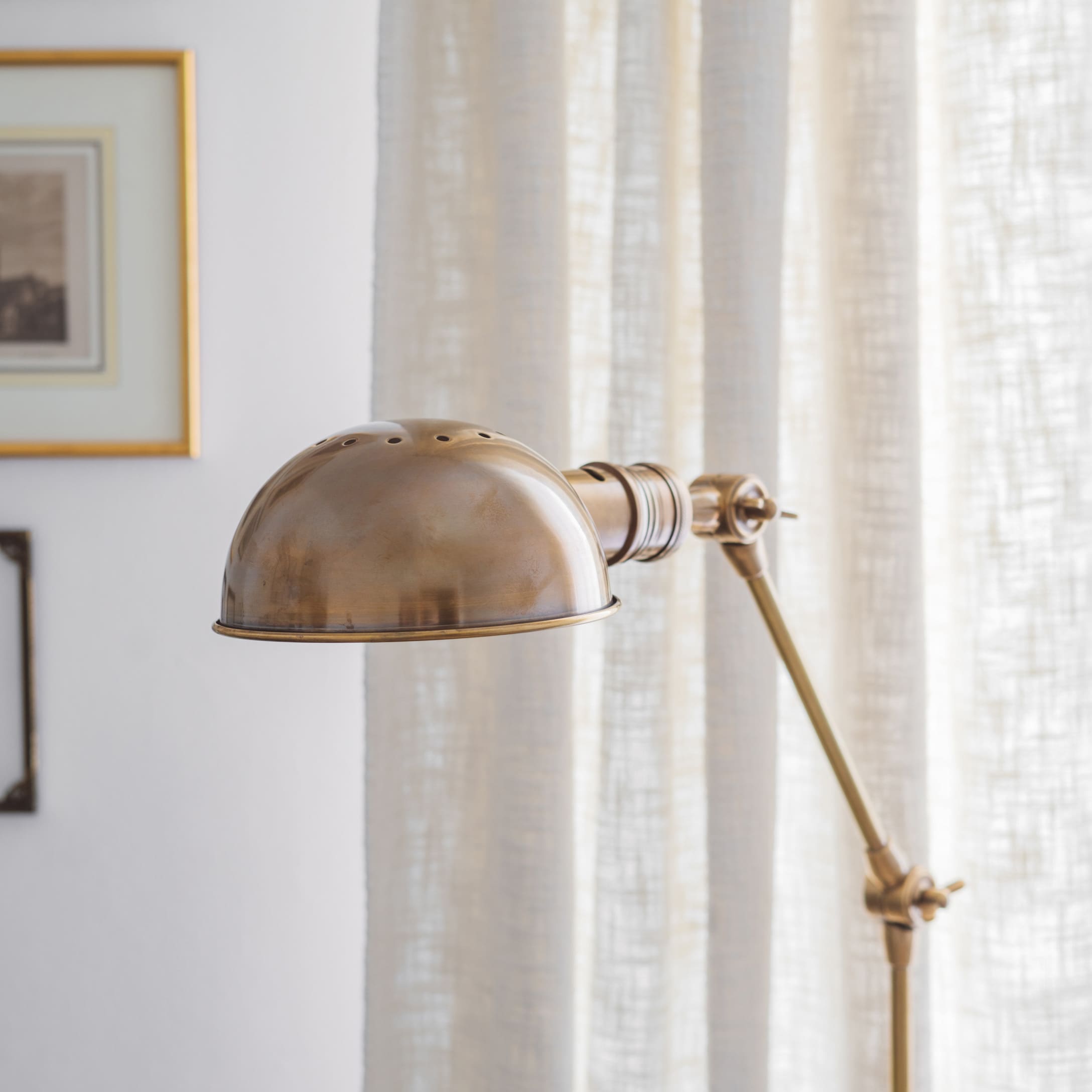 Verstelbare staande lamp van messing in antiek gouden kleur voor sfeerverlichting binnen