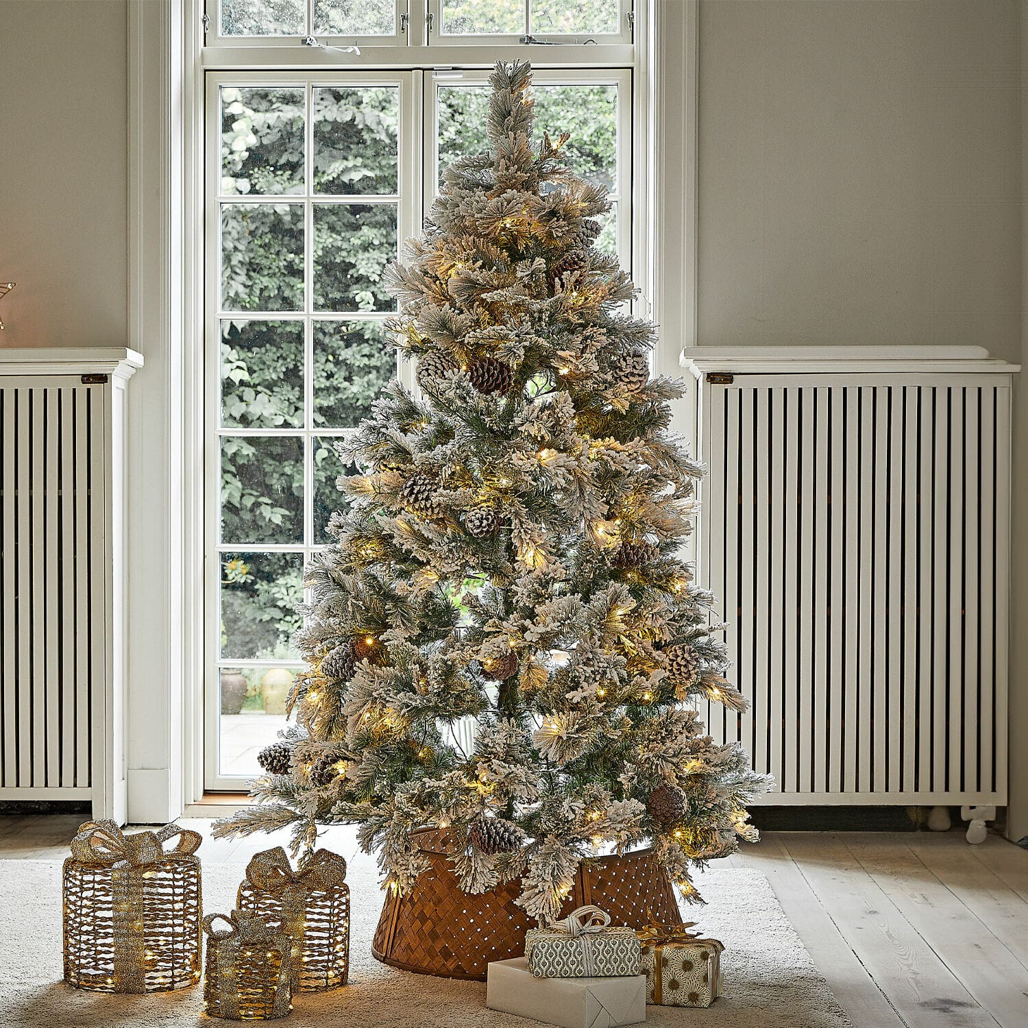 Sapin de Noël Karélisse Sapin artificiel enneigé avec lumières LED et pommes de pin dans un panier en osier, décoration de Noël