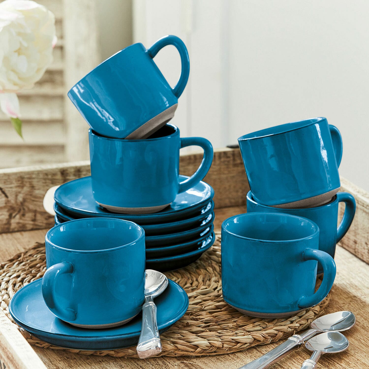 Kopje en schoteltje set van 6 Biarré Set blauwe keramische kopjes en schotels op gevlochten onderzetter voor koffie en thee