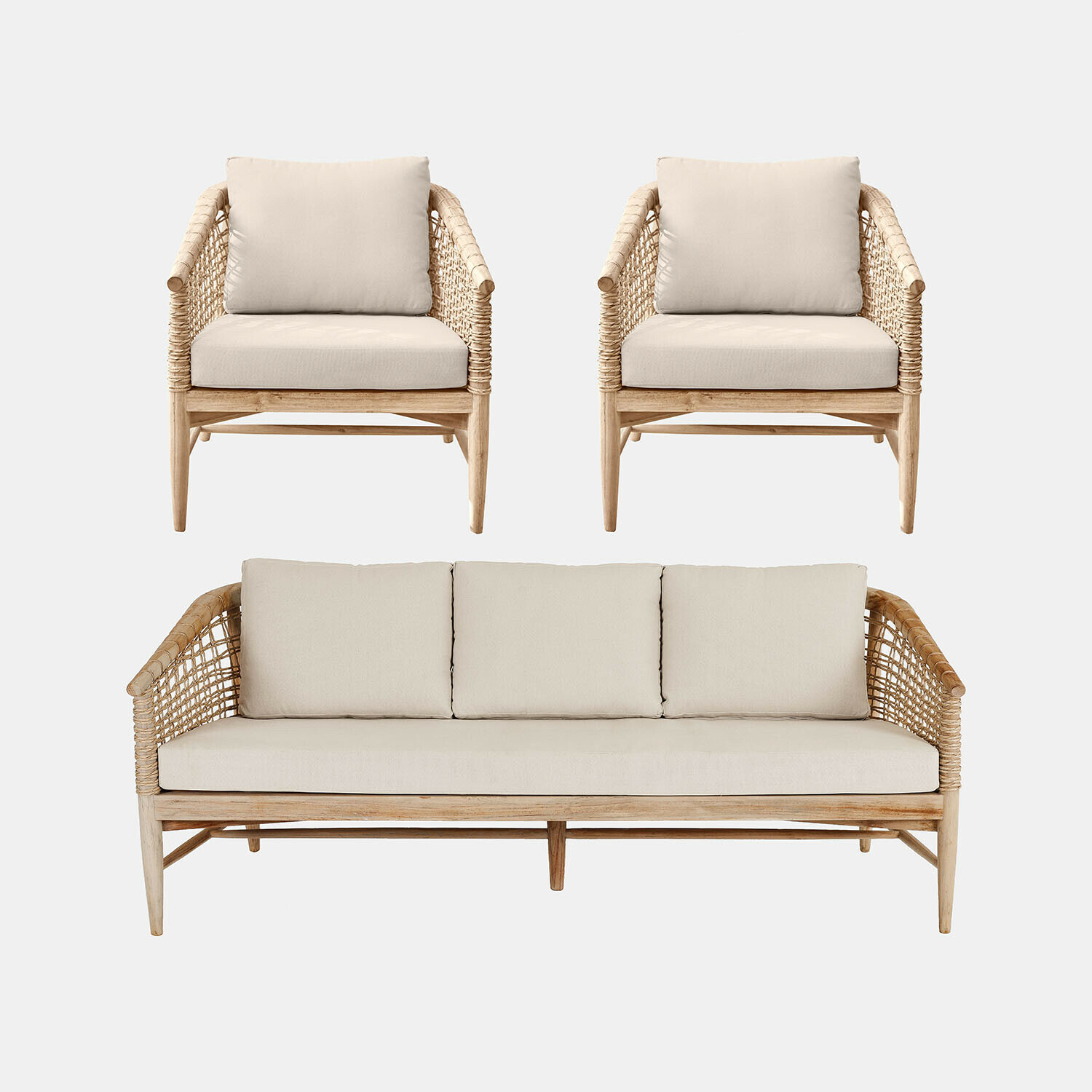 Ensemble de meubles en bois avec coussins beige, canapé trois places et deux fauteuils confortables