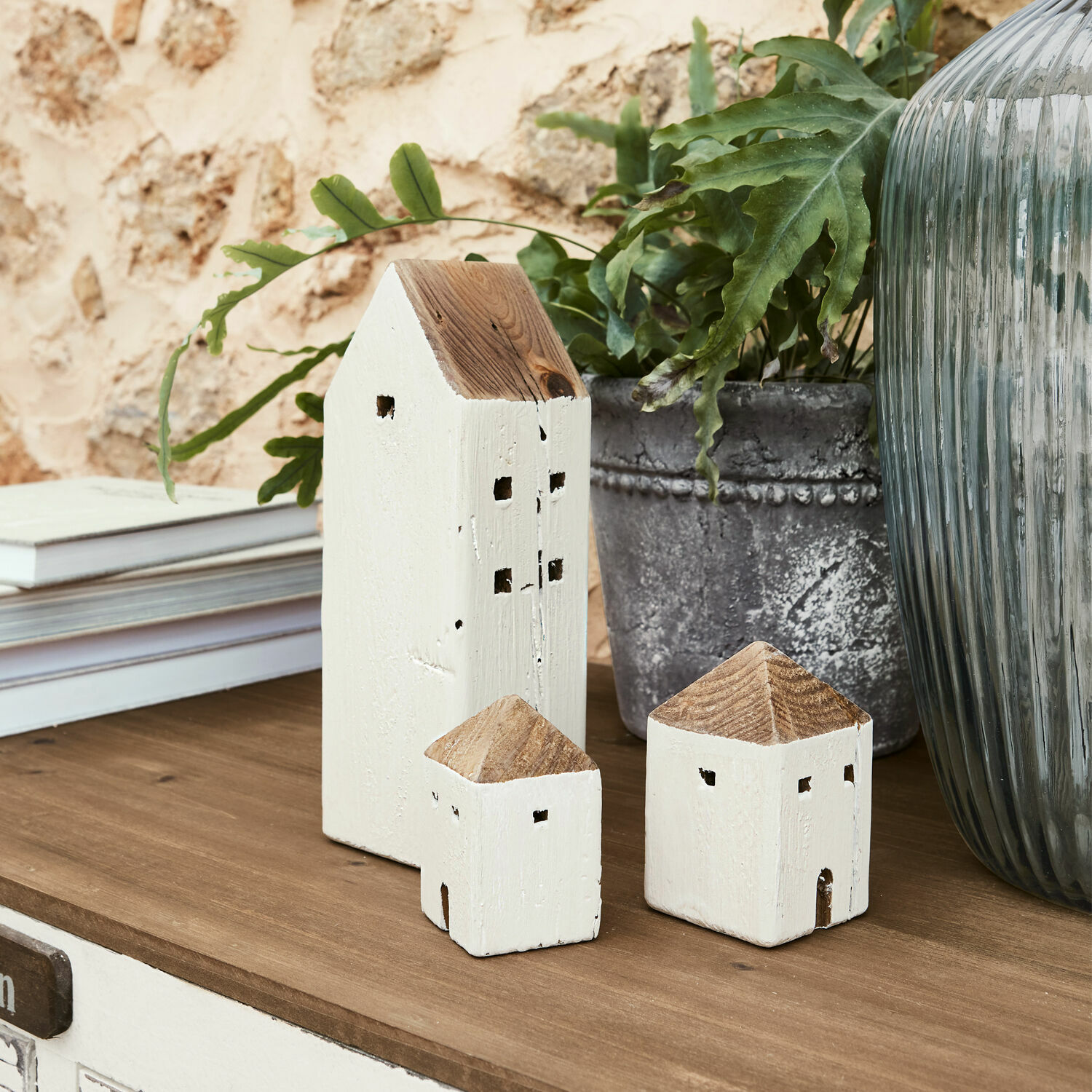 Lot de 3 maisons décoratives Lormont Maisons décoratives en bois blanc avec toits naturels sur une surface en bois, décoration intérieure rustique