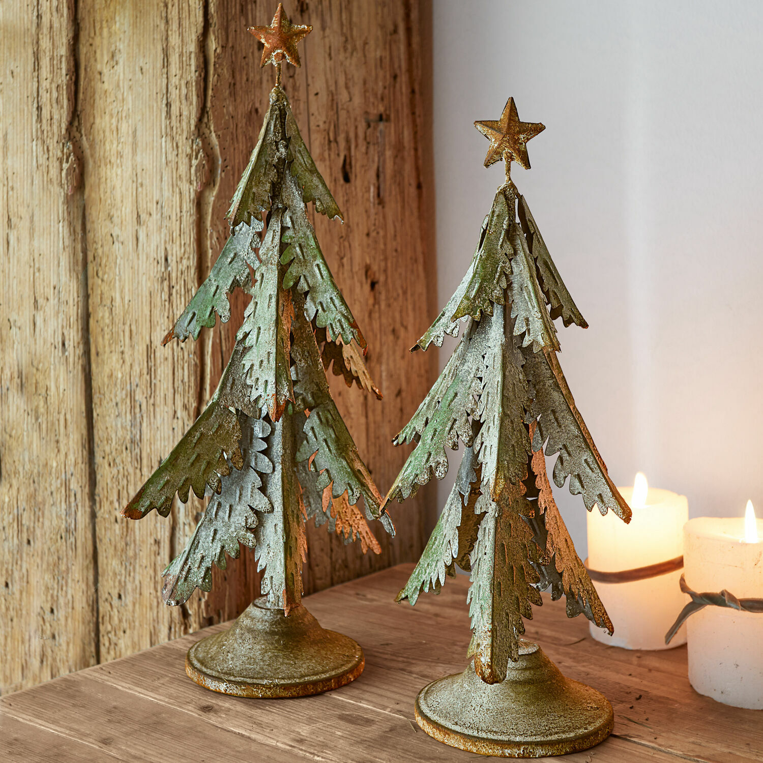 Lot de 2 sapins décoratifs Cour Deux sapins décoratifs en métal vert avec étoiles dorées, décoration de table pour Noël rustique