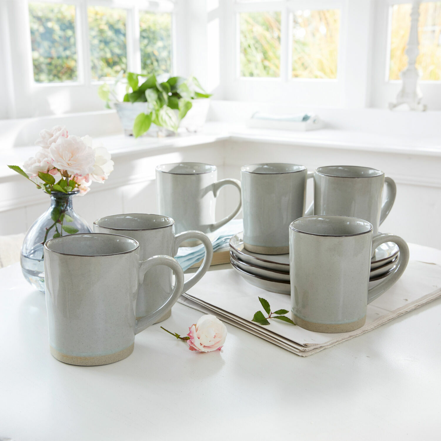 Mok set van 6 Biarré Set van zes grijze keramische mokken met handvat op lichte tafel in lichte kamer