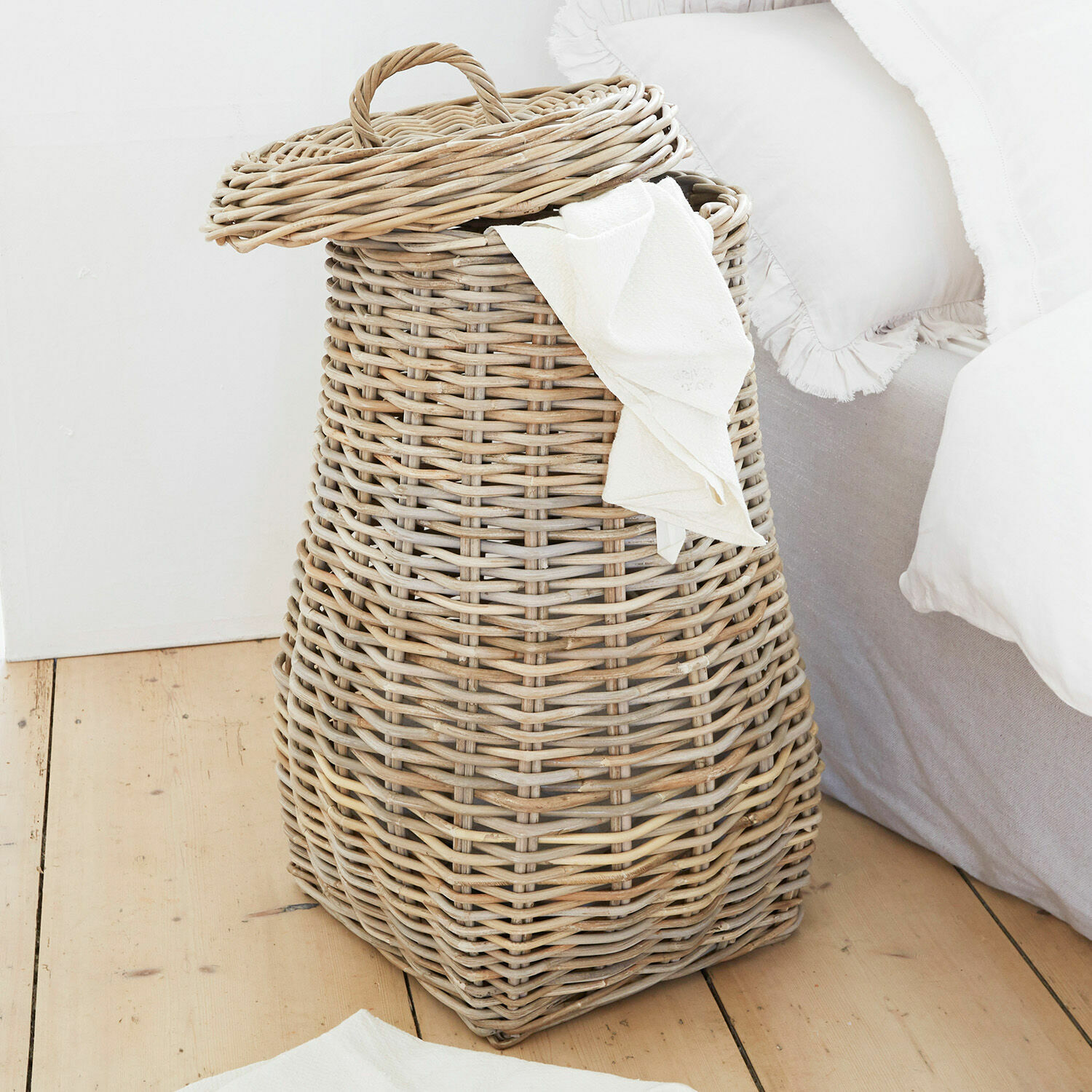 Panier à linge Sandy Panier à linge en rotin beige naturel, accessoire pratique et décoratif pour la chambre