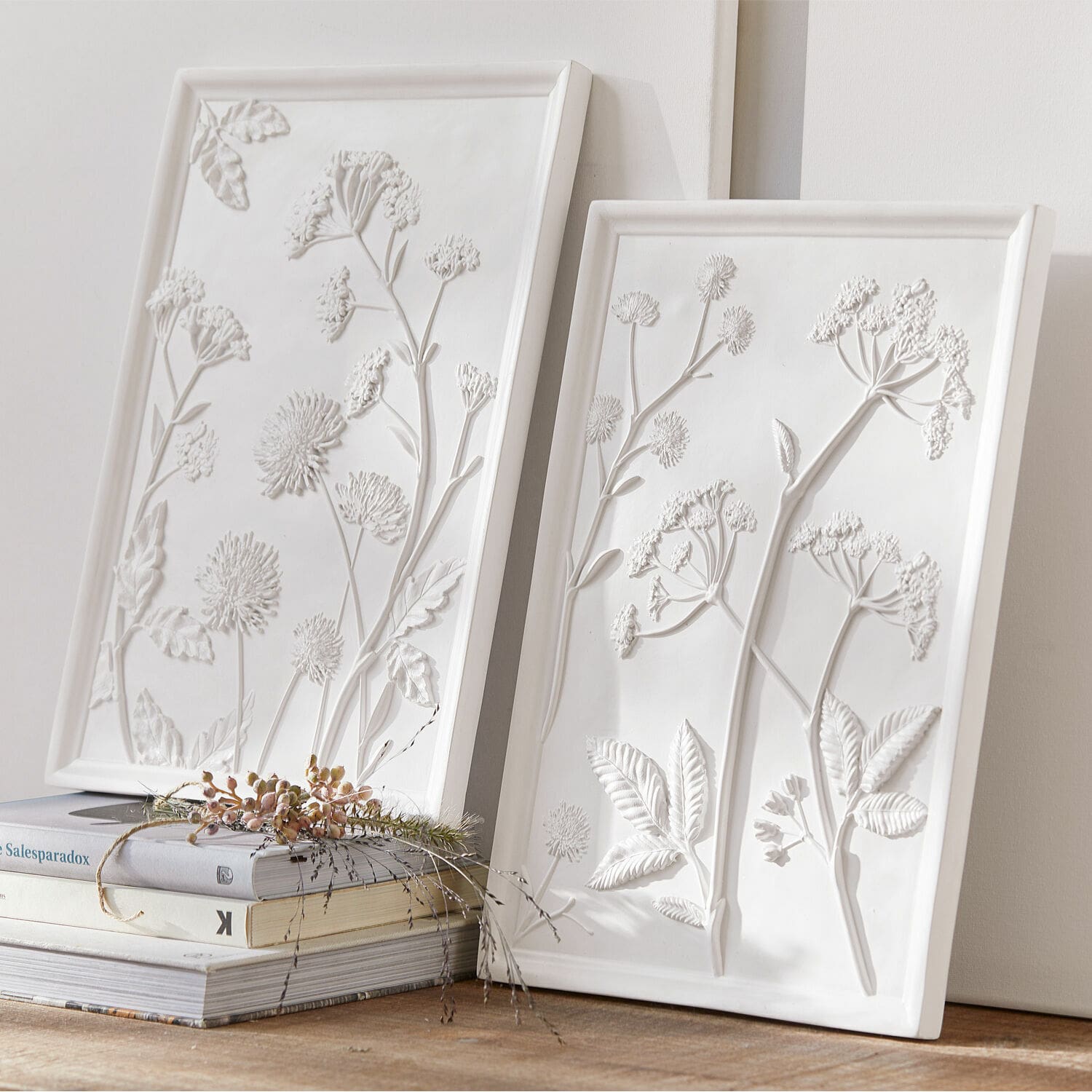 Lot de 2 tableaux Carrefour Panneaux muraux en céramique blanche avec relief floral, décoration intérieure naturelle