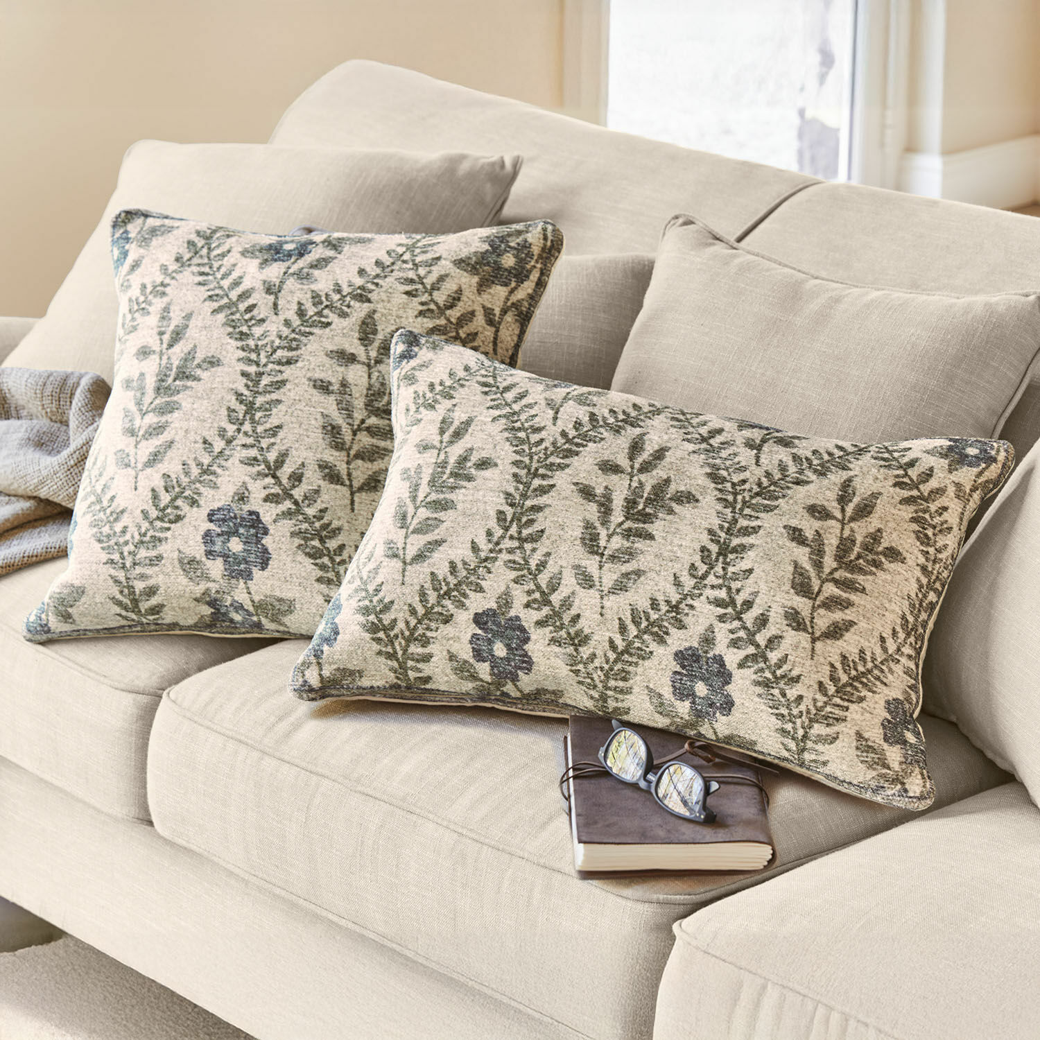Lot de 2 housses de coussin Vellouris Canapé beige avec deux coussins décoratifs à motif de feuilles vertes et fleurs, tissu doux