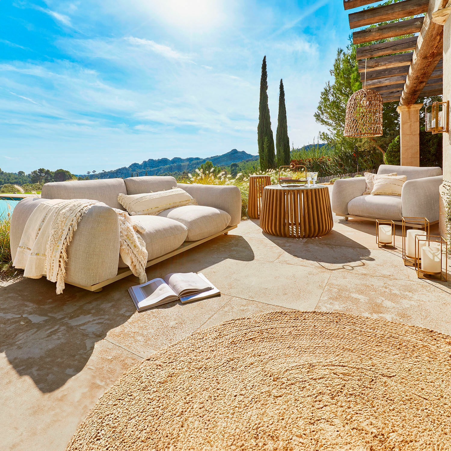 Salon de jardin Savinard Ensemble de mobilier d'extérieur beige en tissu avec table en bois sur terrasse ensoleillée avec vue sur les montagnes