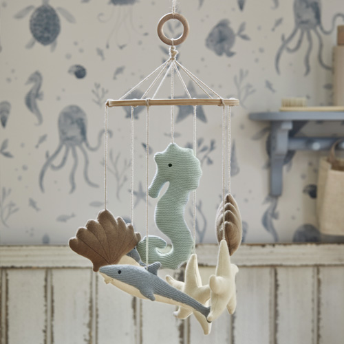 Mobile pour bébé avec animaux marins en tissu pastel, décoration douce pour chambre d'enfant