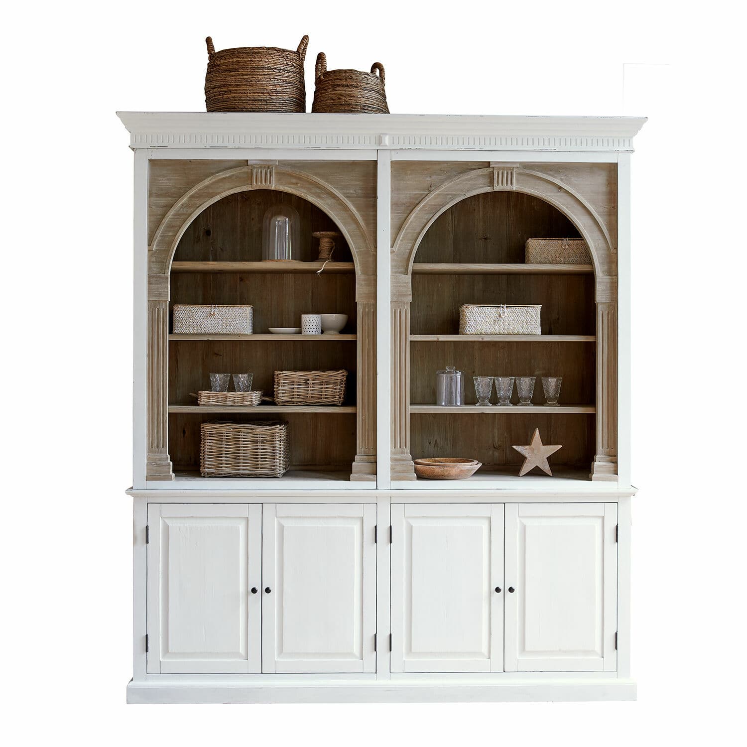 Buffet Brenneville Buffet en bois blanc avec étagères et paniers en rotin pour rangement dans le salon