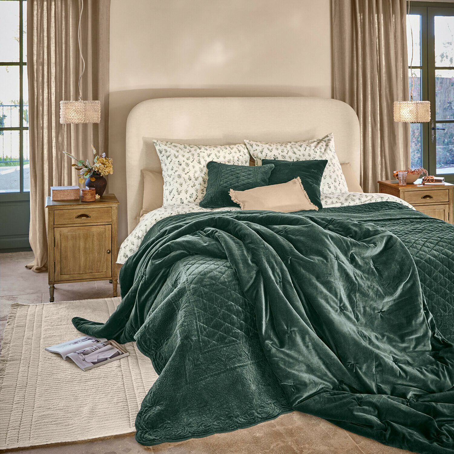 Bed Belorine Gezellige slaapkamer met groene fluwelen deken en licht beddengoed met bloemenpatroon