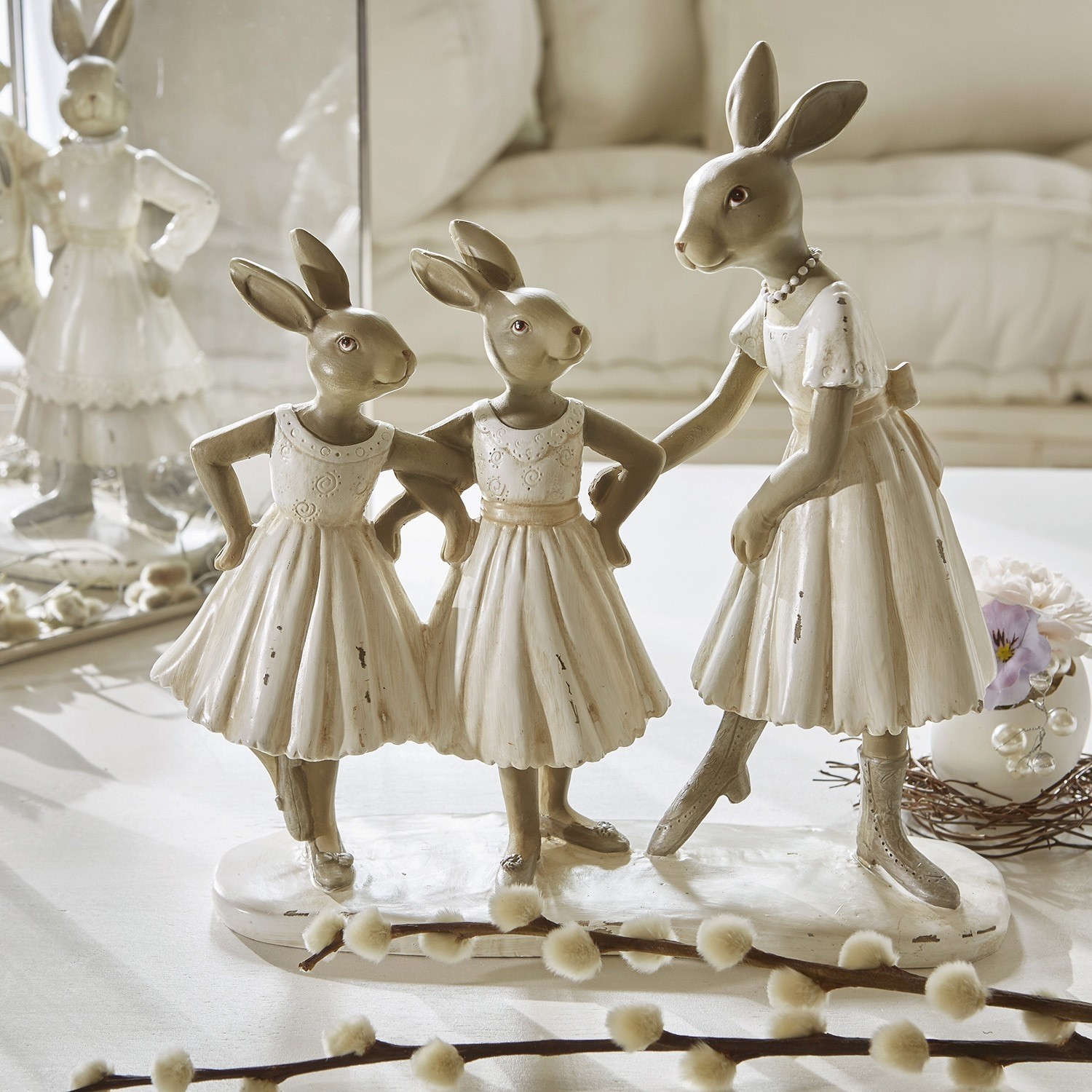 Hazen Danseuses Keramische konijnenfiguren in crèmekleurige jurken als vintage tafeldecoratie