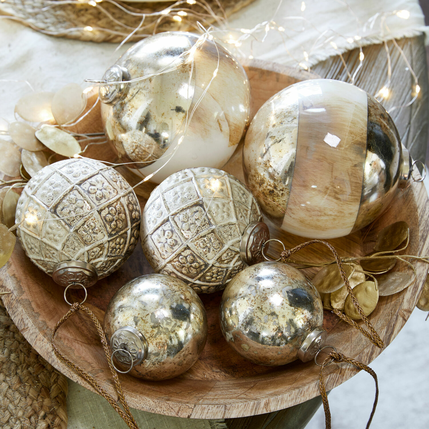 Kerstballen set van 6 Ephyriel Decoratieve kerstballen in goud- en beige tinten in een houten schaal, feestelijke versiering