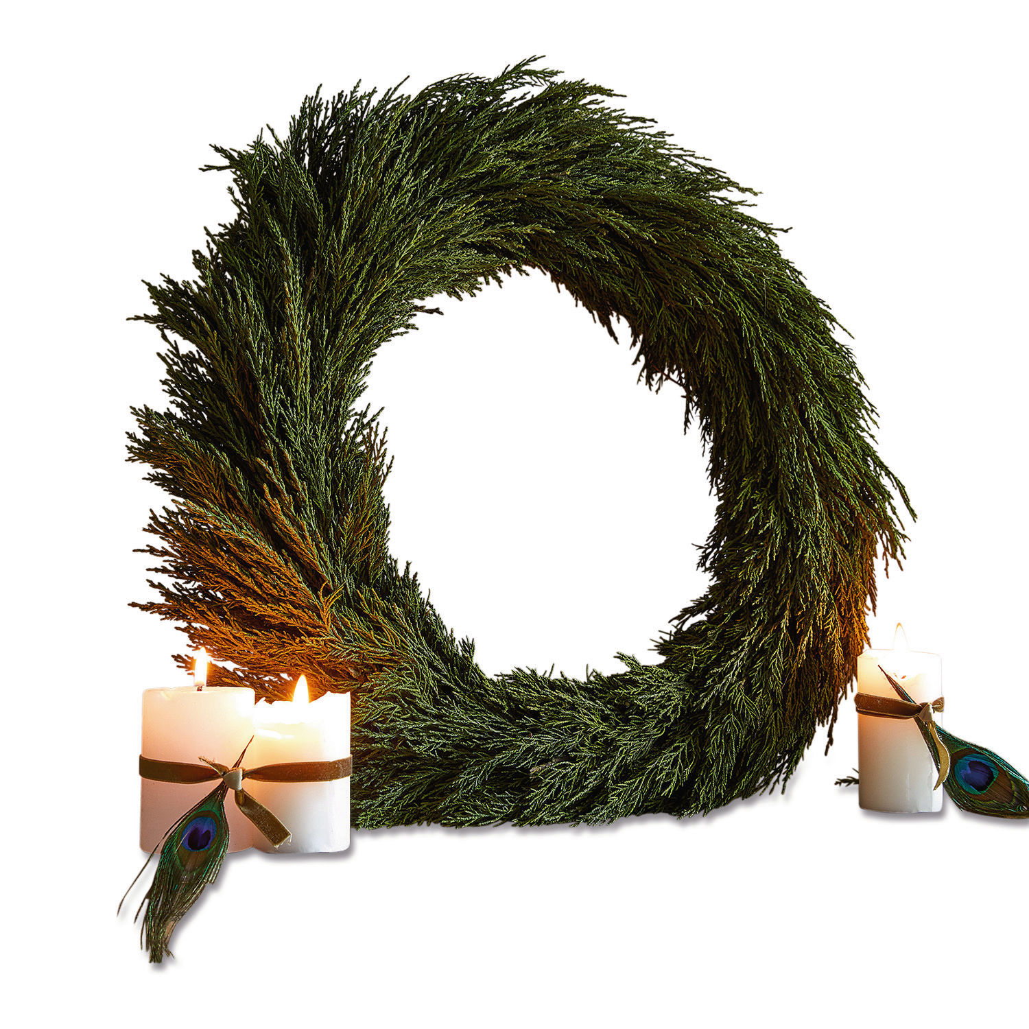 Krans Évres Kerstkrans van groene takken met witte kaarsen en pauwenveren voor feestelijke decoratie