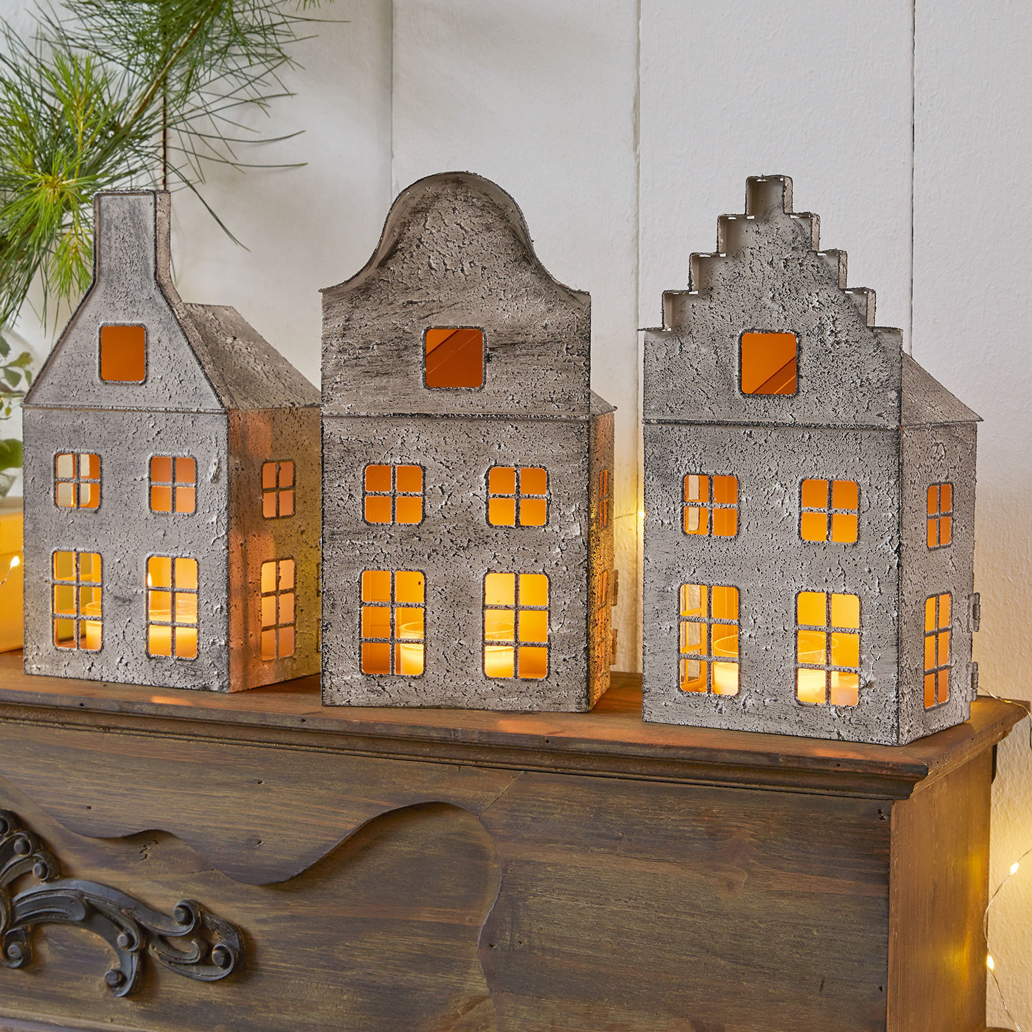 Lantaarn set van 3 Allison Park Decoratieve metalen lantaarns in de vorm van grijze huisjes met warm kaarslicht binnenin
