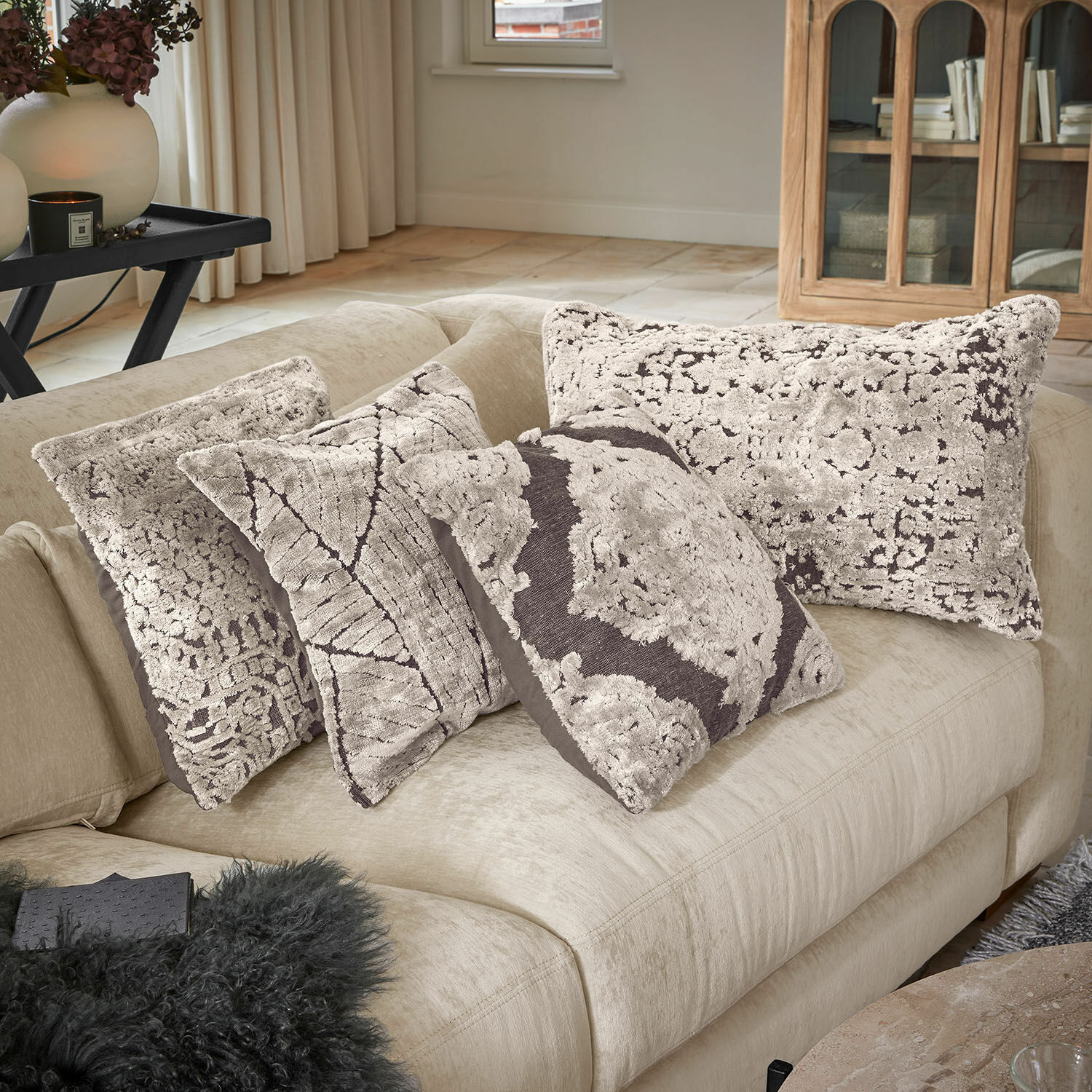 Kussenhoes set van 4 Plaisancière Set van vier decoratieve kussens van zachte stof in beige en bruin op een lichte bank
