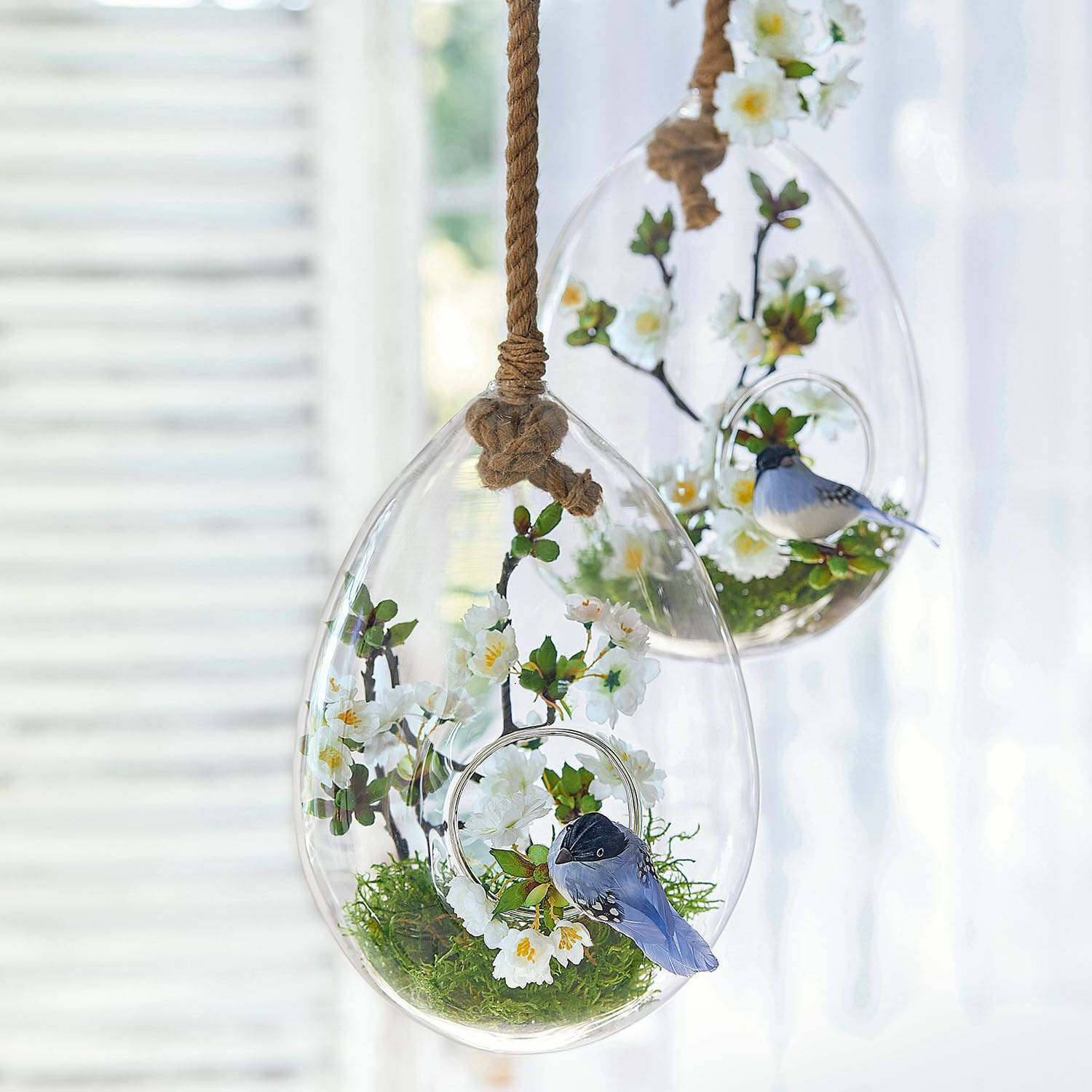 Glazen ei set van 2 Noam Hangende glazen decoratie met witte bloemen en blauwe vogel aan touw, lente woondecoratie