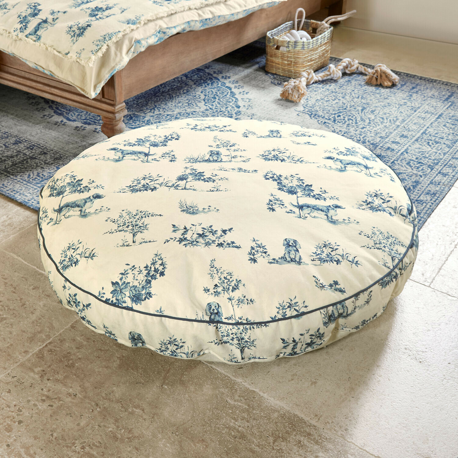 Hondenmatras Ymélorine Ronde vloerkussen van katoen in crème met blauw patroon van honden en planten, decoratief en comfortabel
