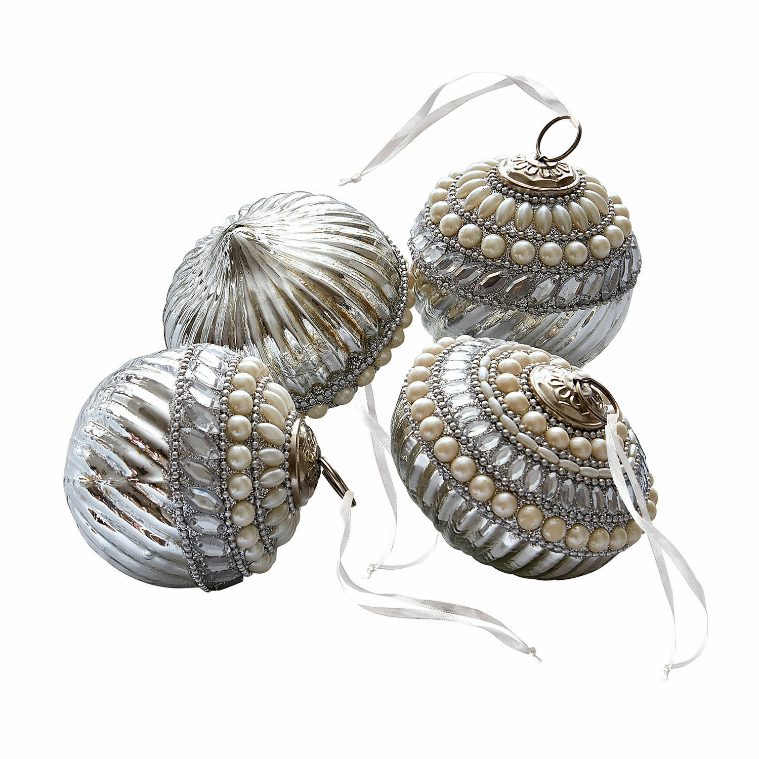 Lot de 4 boules de Noël Savonelles Ensemble de quatre boules de Noël argentées ornées de perles et cristaux, décorations festives élégantes