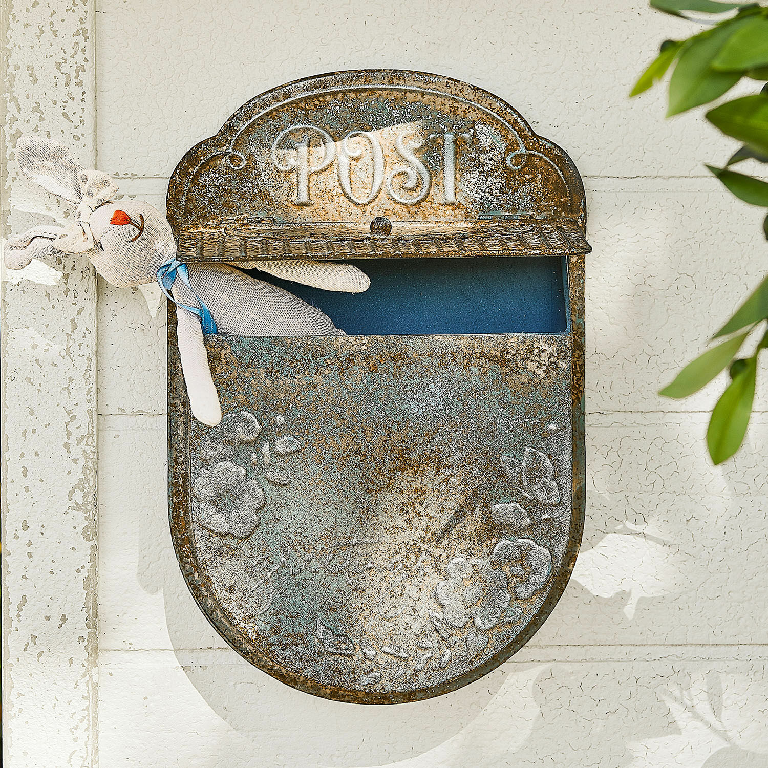 Boîte aux lettres Mimello Boîte aux lettres en métal vieilli avec inscription POST et un lapin en peluche à l'intérieur