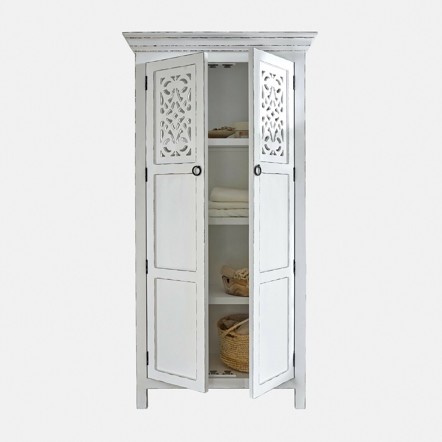 Armoire en bois blanc avec portes ajourées et étagères pour ranger textiles et paniers décoratifs