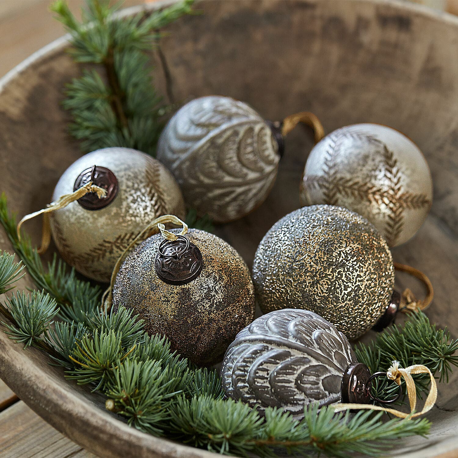 Kerstbal set van 6 Hélisande Set glazen kerstballen in goud- en zilvertinten met decoratief patroon en groene dennentakken