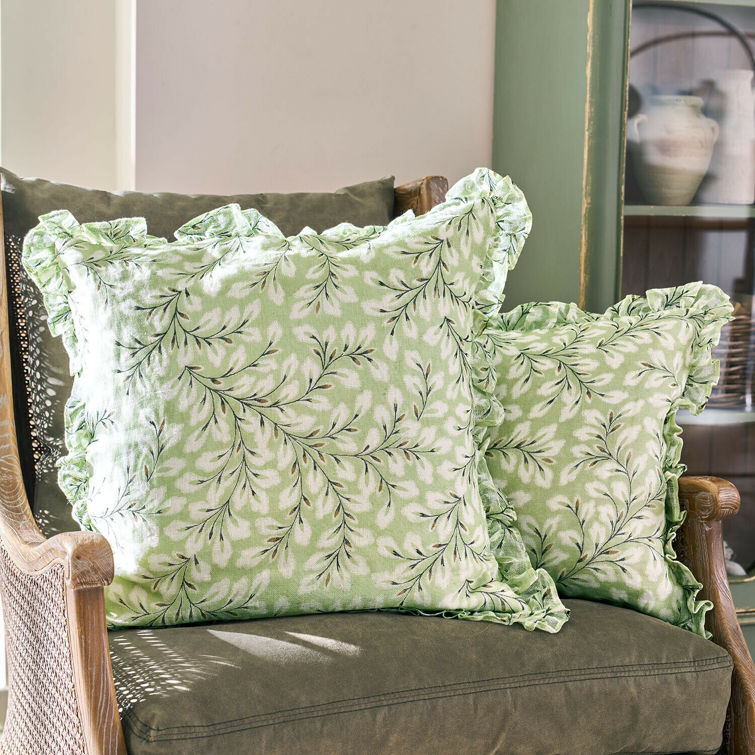 Lot de 2 housses de coussins Norelline Coussins verts à motif feuilles blanches avec volant sur fauteuil vert, décoration textile pour salon
