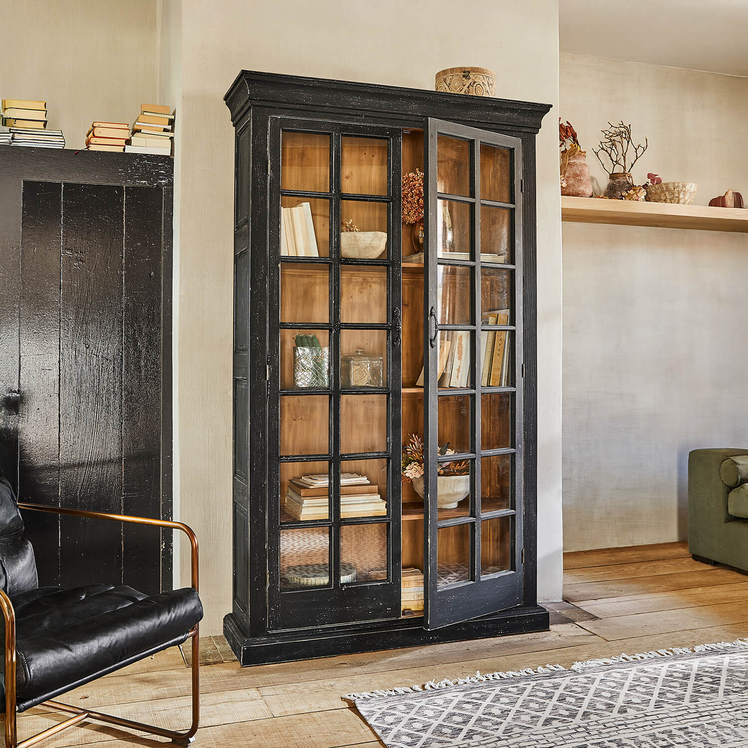 Vitrine en bois noir avec portes vitrées et intérieur naturel, meuble élégant pour salon moderne