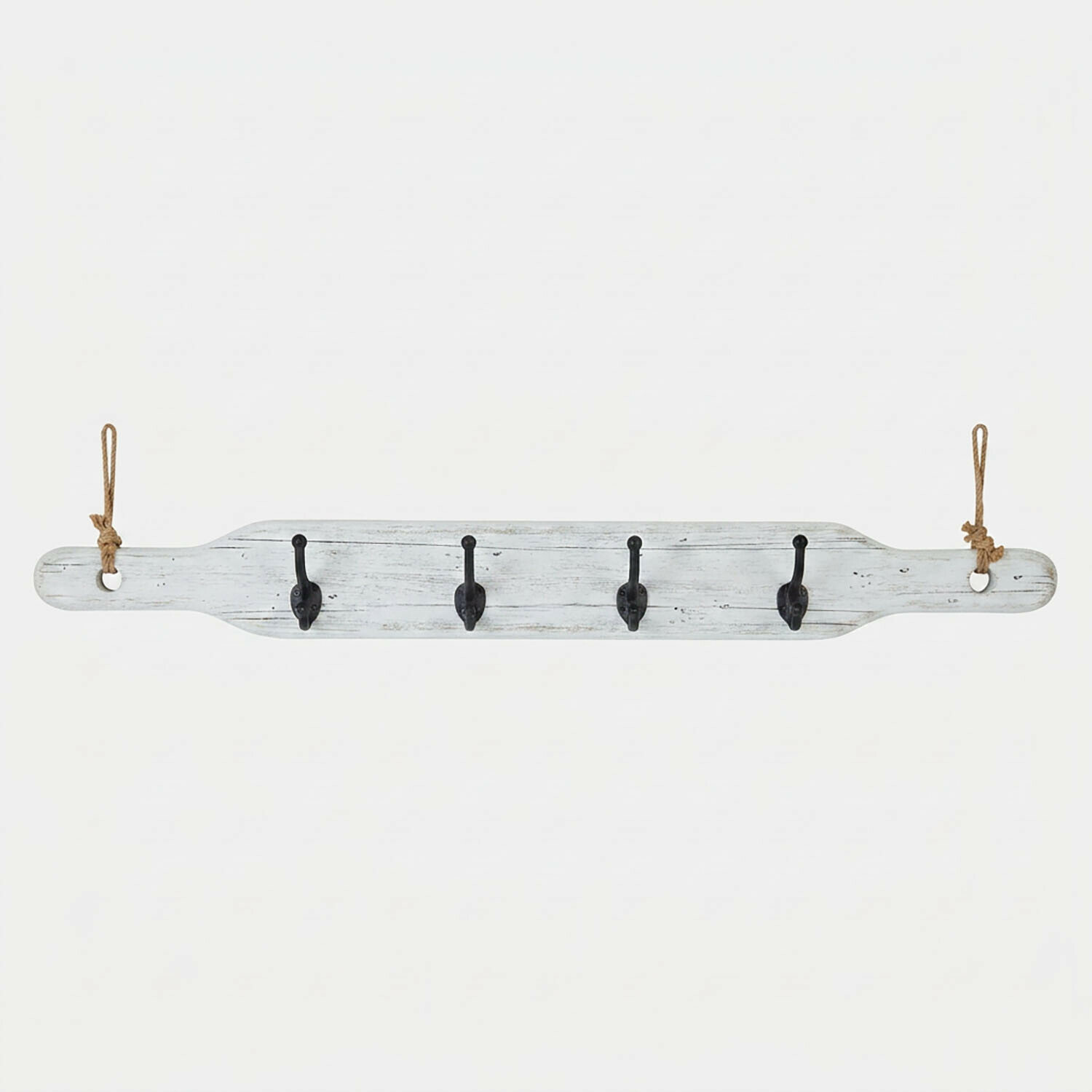 Patère murale Havsberg en bois blanc antique avec quatre crochets métalliques noirs et cordes de suspension