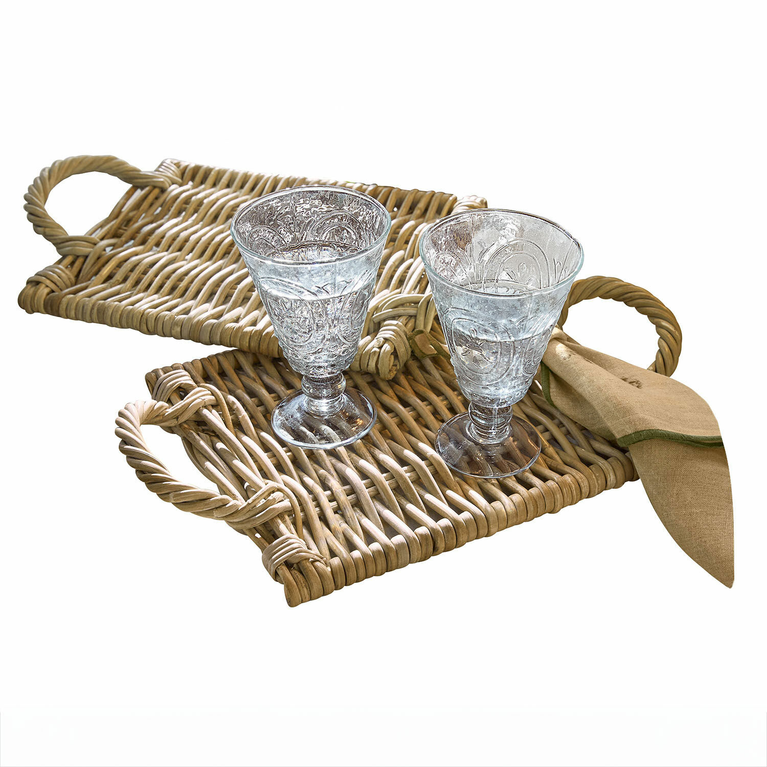Lot de 2 sets de table Allegretta Deux verres transparents à motifs sur plateaux en osier marron avec poignées et serviette en lin