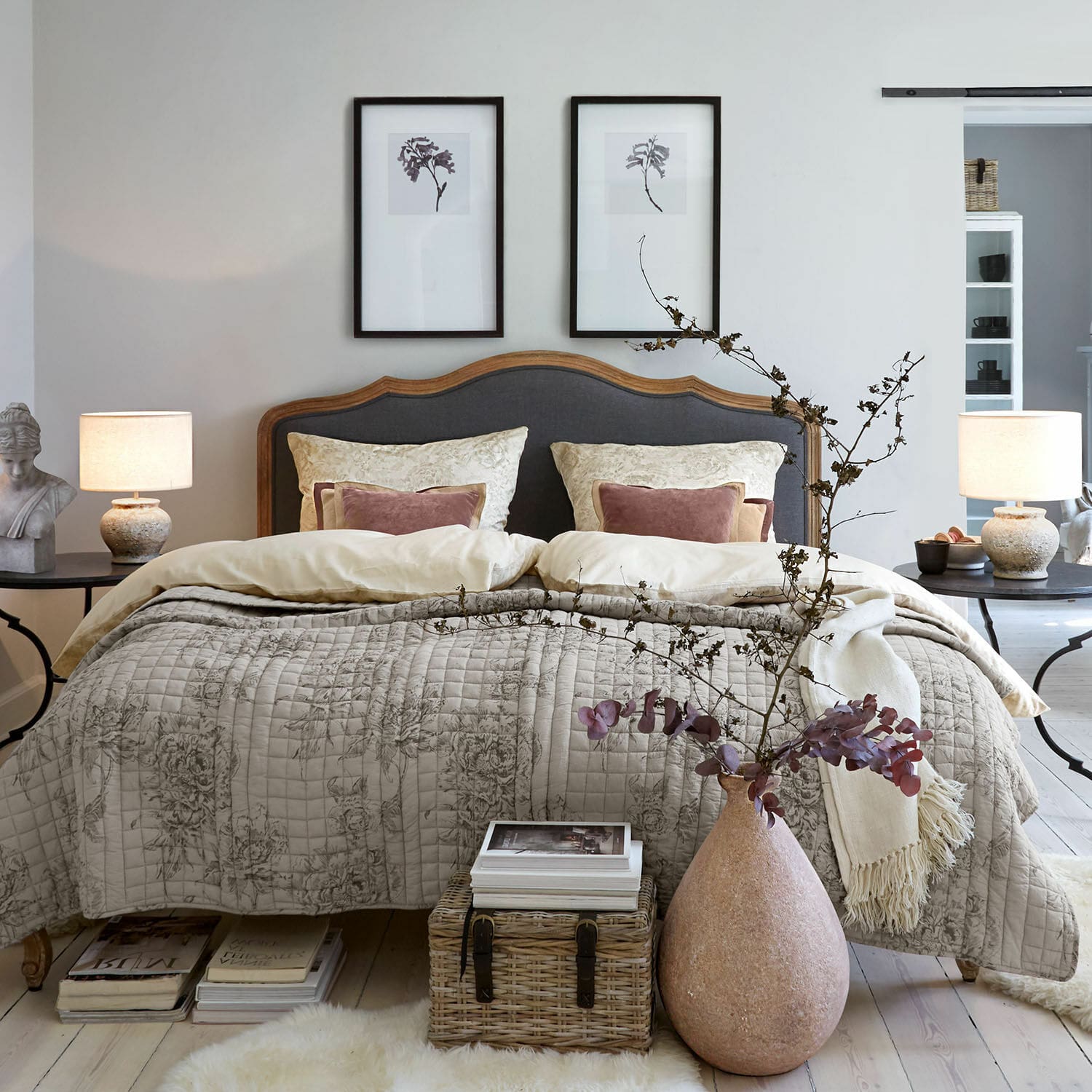 Parure de lit Bravonea Chambre chaleureuse avec lit à tête de lit en bois et tissu gris, couette beige à motif floral, décor naturel