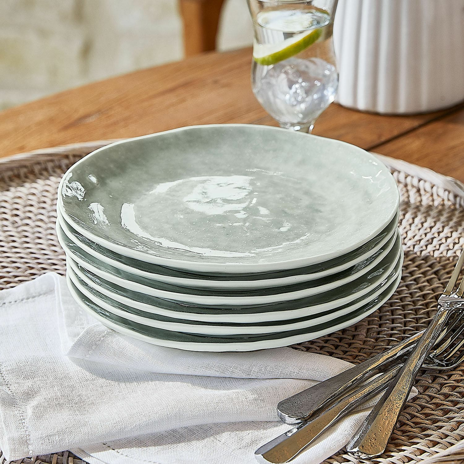 Dessertbordje set van 6 Braganza Set van zes grijze keramische borden op een rieten dienblad met metalen bestek