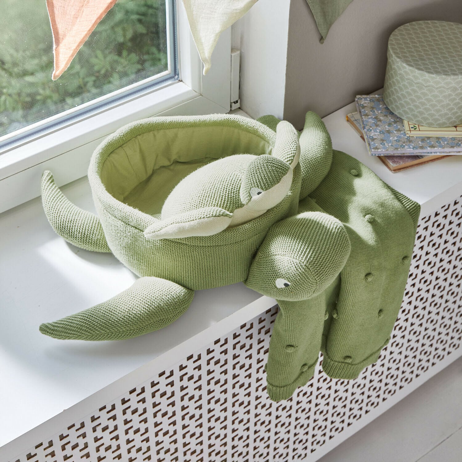 Lot de peluches Bubbilo Coussin vert tricoté en forme de tortue posé sur un rebord de fenêtre, décoration douce pour chambre d'enfant