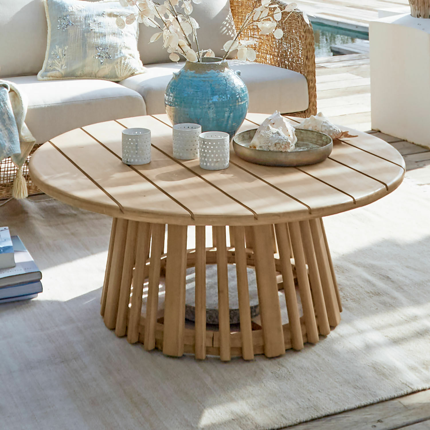 Salontafel FSC®-100% Tewsbury Ronde salontafel van licht hout met decoraties op terras bij zwembad