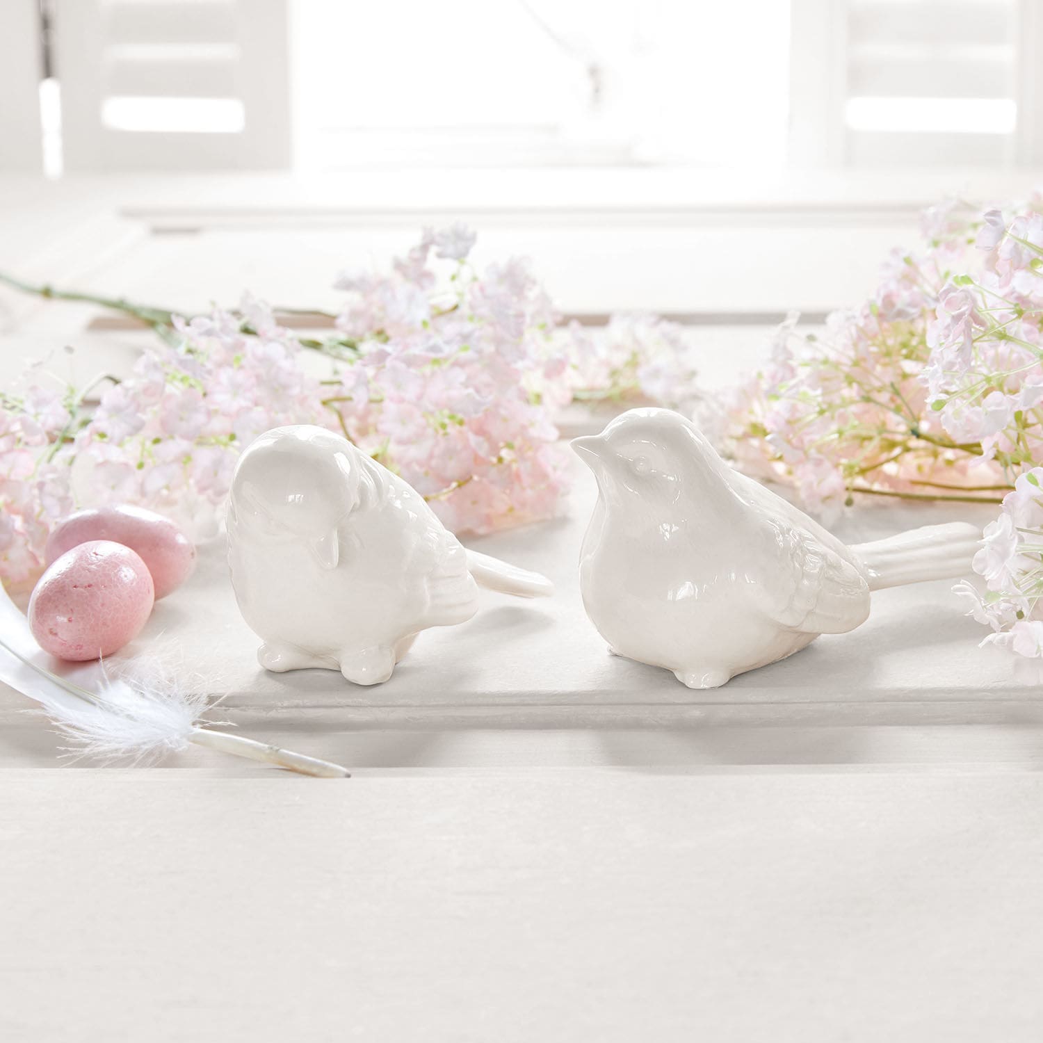 Lot de 2 oiseaux Piparills Deux figurines d'oiseaux en céramique blanche sur fond clair avec fleurs roses et œufs décoratifs