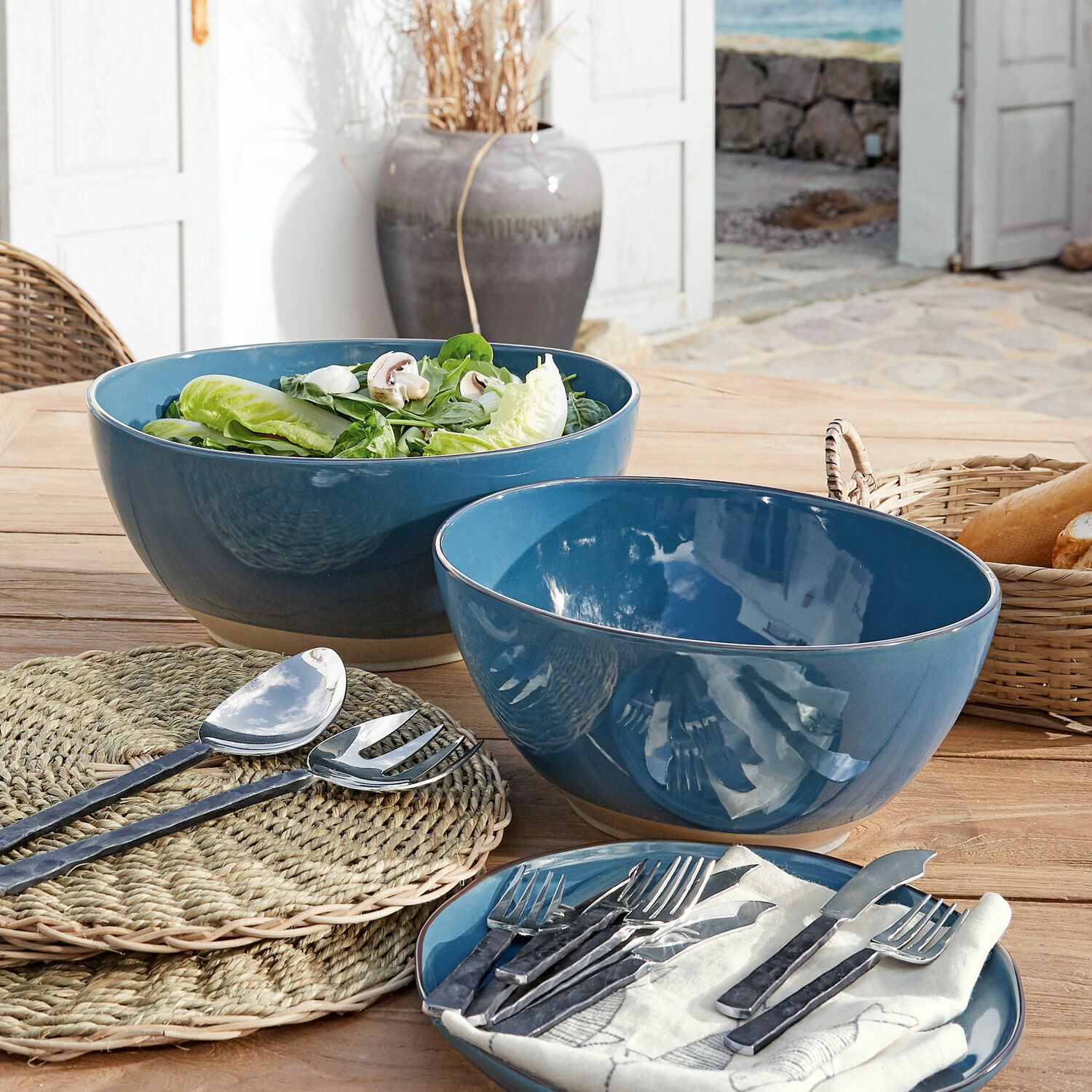 Saladekom set van 2 Biarré Set blauwe keramische saladeschalen op houten tafel met bestek en broodmand