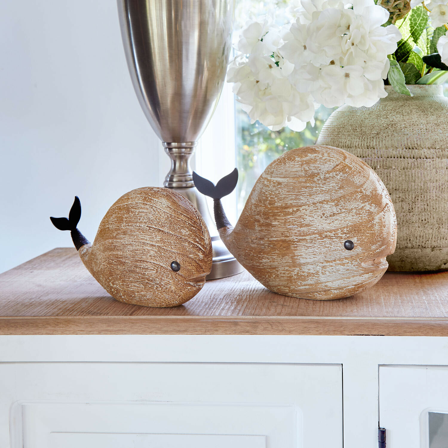 Decoratieve walvis set van 2 Brisdon Houten walvisdecoraties in natuurlijke kleur met zwarte staart op lichte tafel in woonkamer