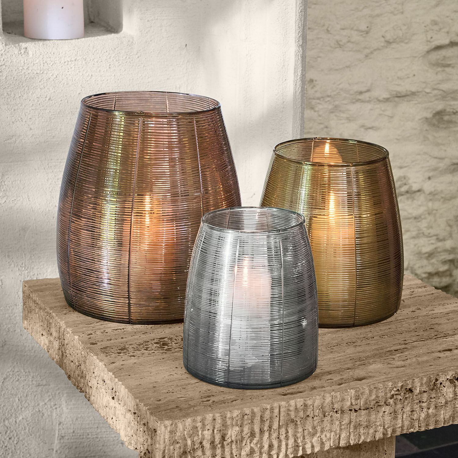 Windlicht set van 3 Uvenar Set van drie glazen lantaarns in brons, goud en zilver op een stenen blad