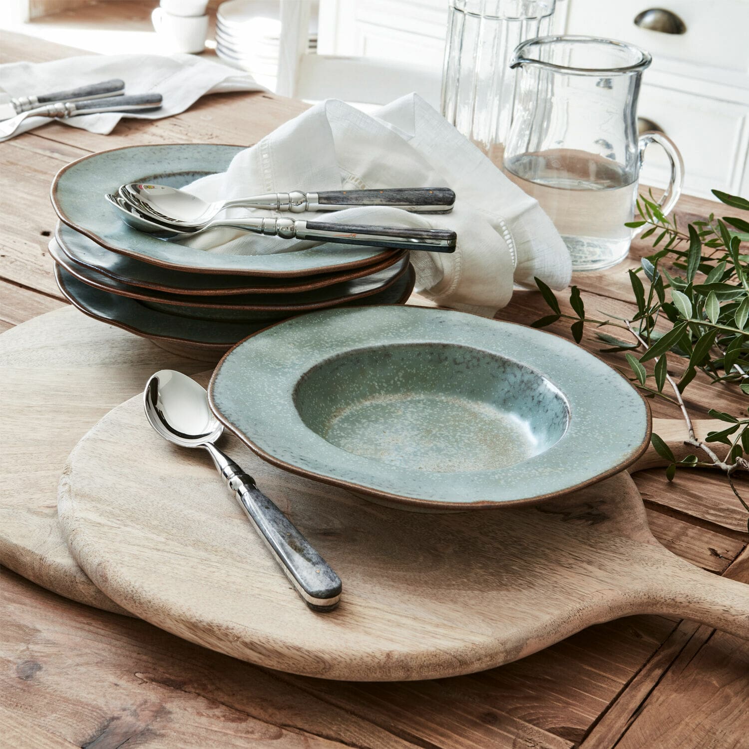 Lot de 6 assiettes creuses Biarré Ensemble d'assiettes en céramique vertes avec cuillères en métal sur planche à découper en bois rustique