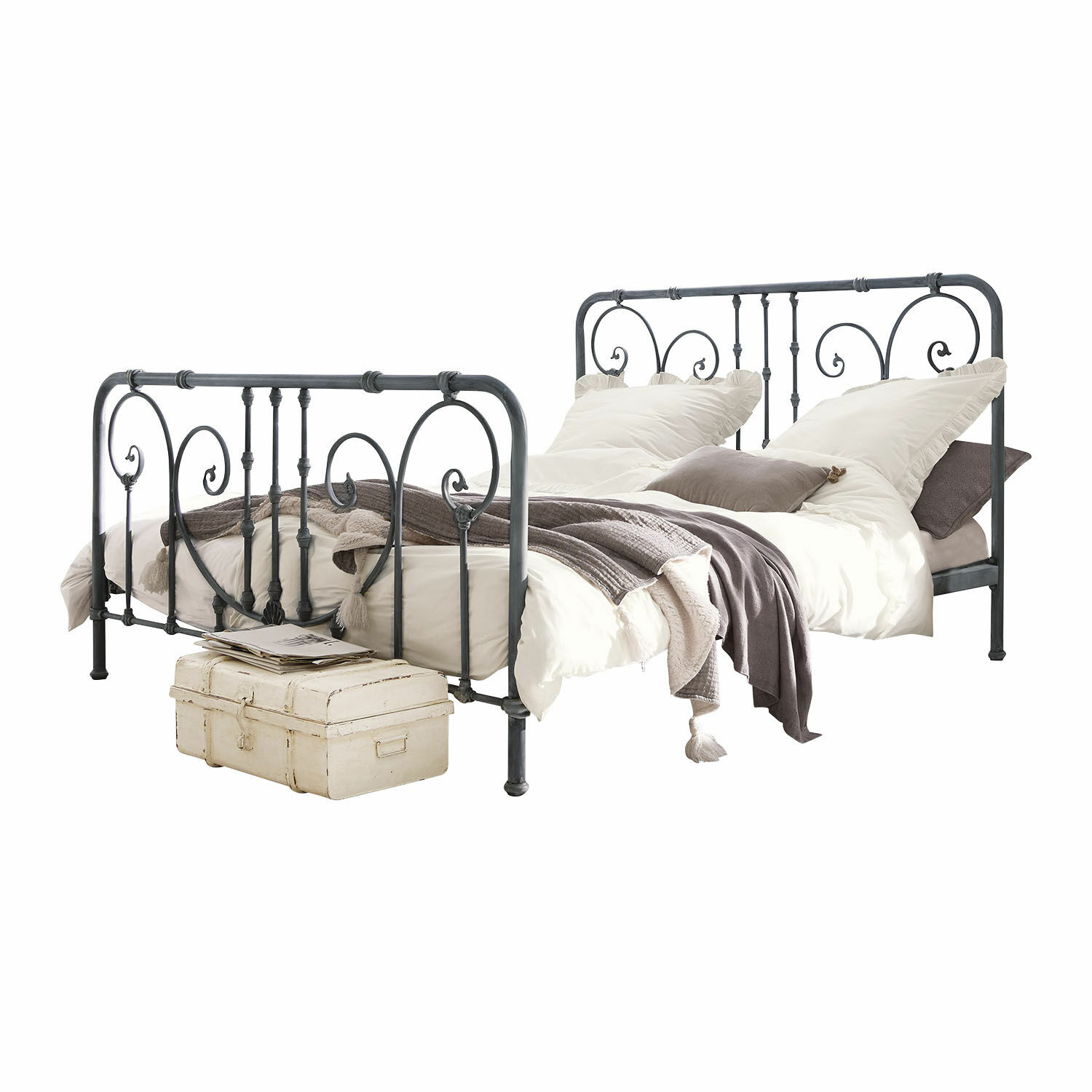 Bed Genouillé Vintage metalen bed in grijze kleur met decoratieve versieringen, witte beddengoed en grijze dekens