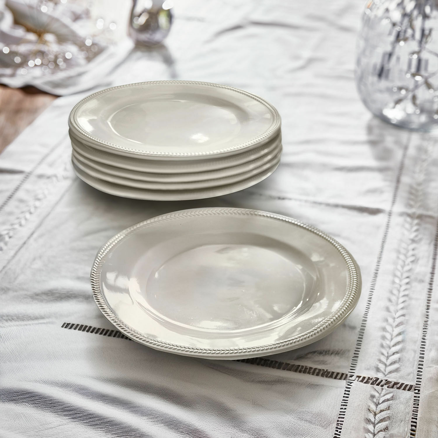 Dessertbord set van 6 Norrvik Set witte keramische borden met decoratieve rand op een linnen tafelkleed voor de eetkamer
