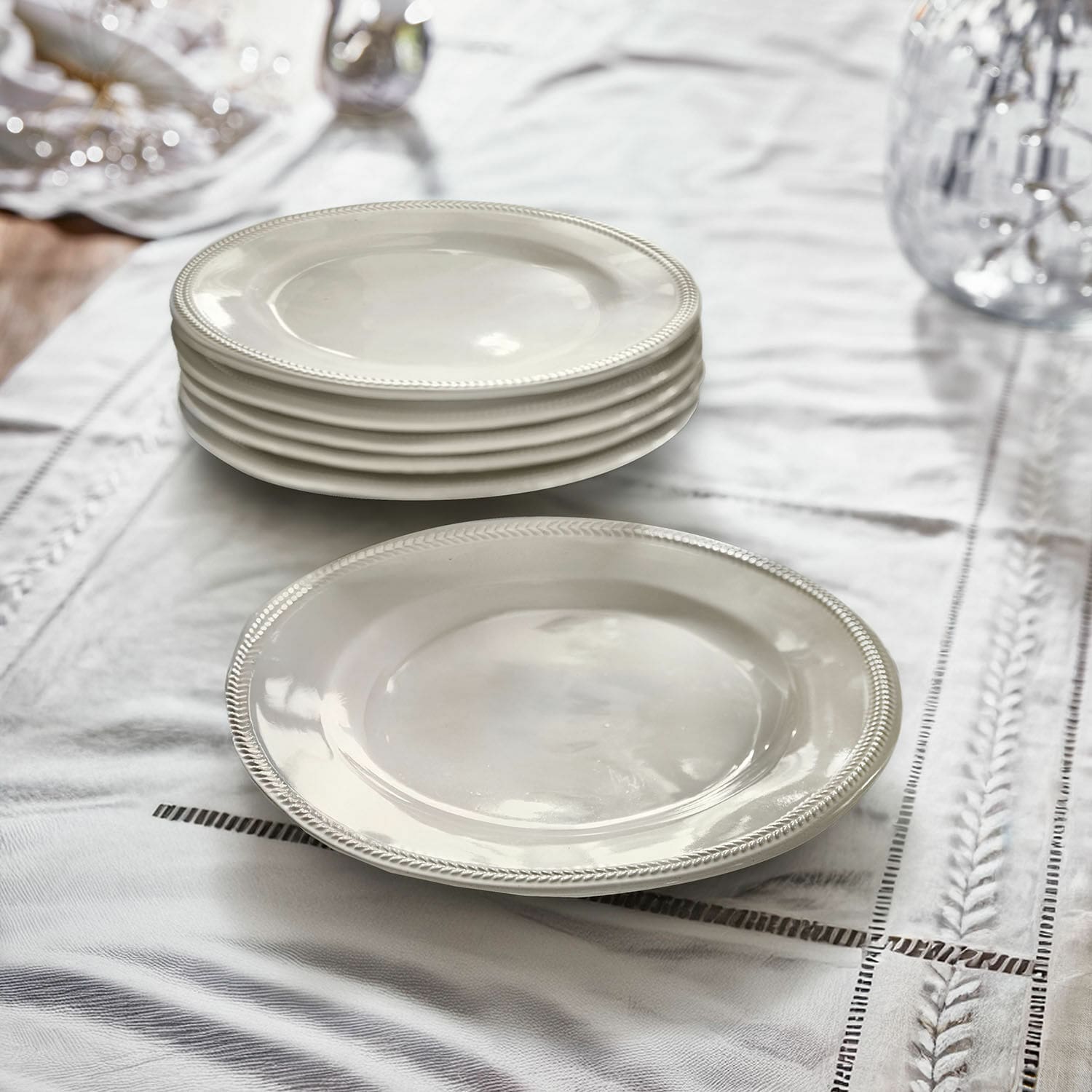 Lot de 6 assiettes à dessert Norrvik Ensemble d'assiettes blanches en céramique avec bord décoratif sur une nappe en lin pour salle à manger