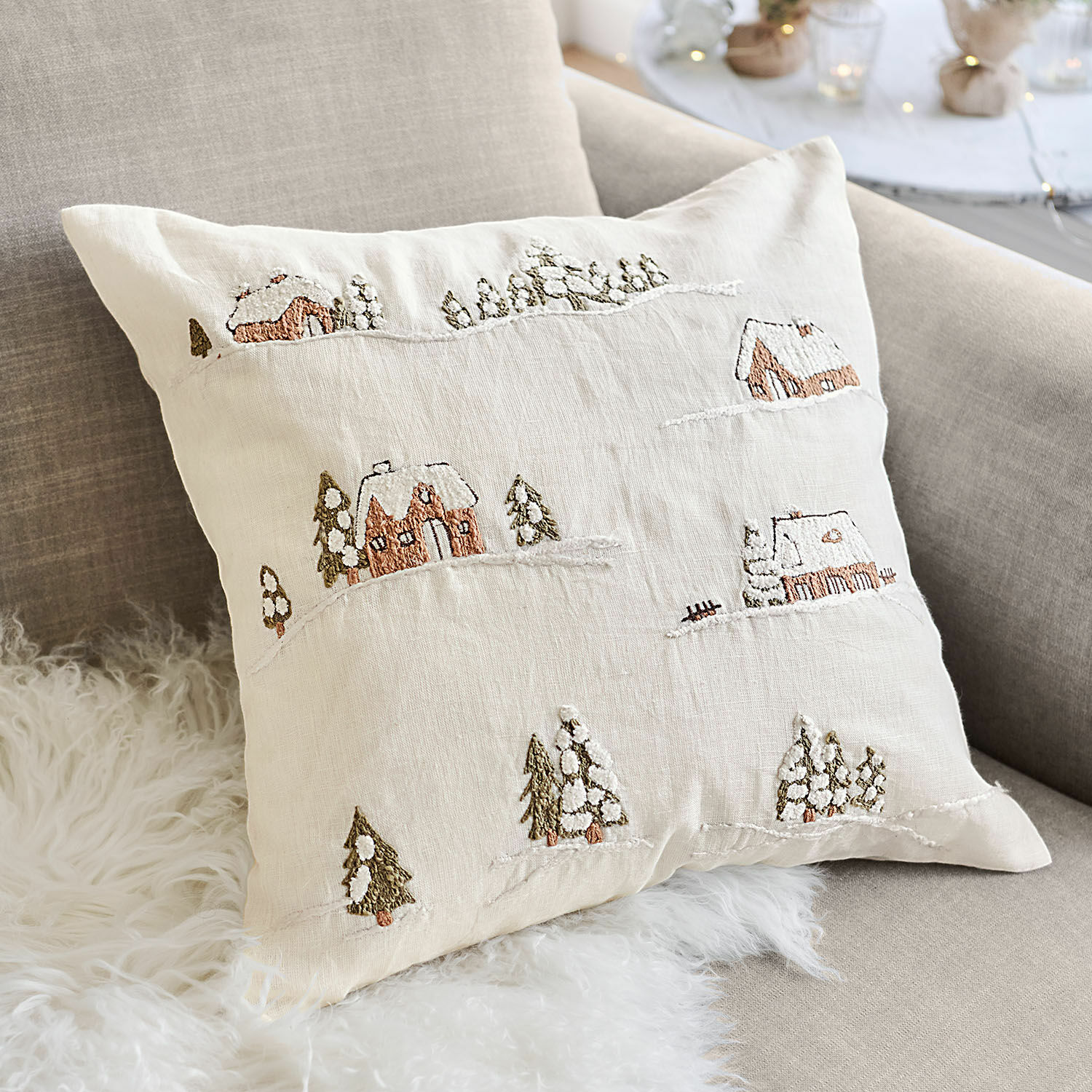 Housse de coussin Lyngstad Coussin en lin beige avec broderie village d'hiver et arbres enneigés, décoration intérieure hivernale