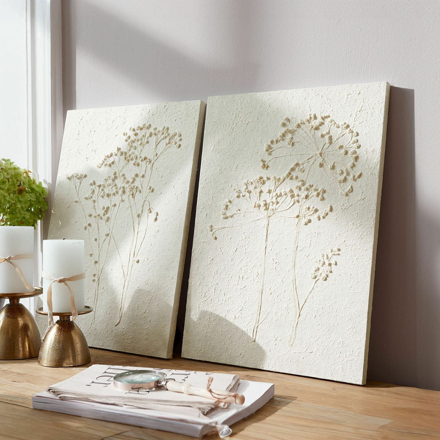 Afbeelding set van 2 Tiloren Decoratieve crèmekleurige wandpanelen met plantenreliëf op lichte houten tafel