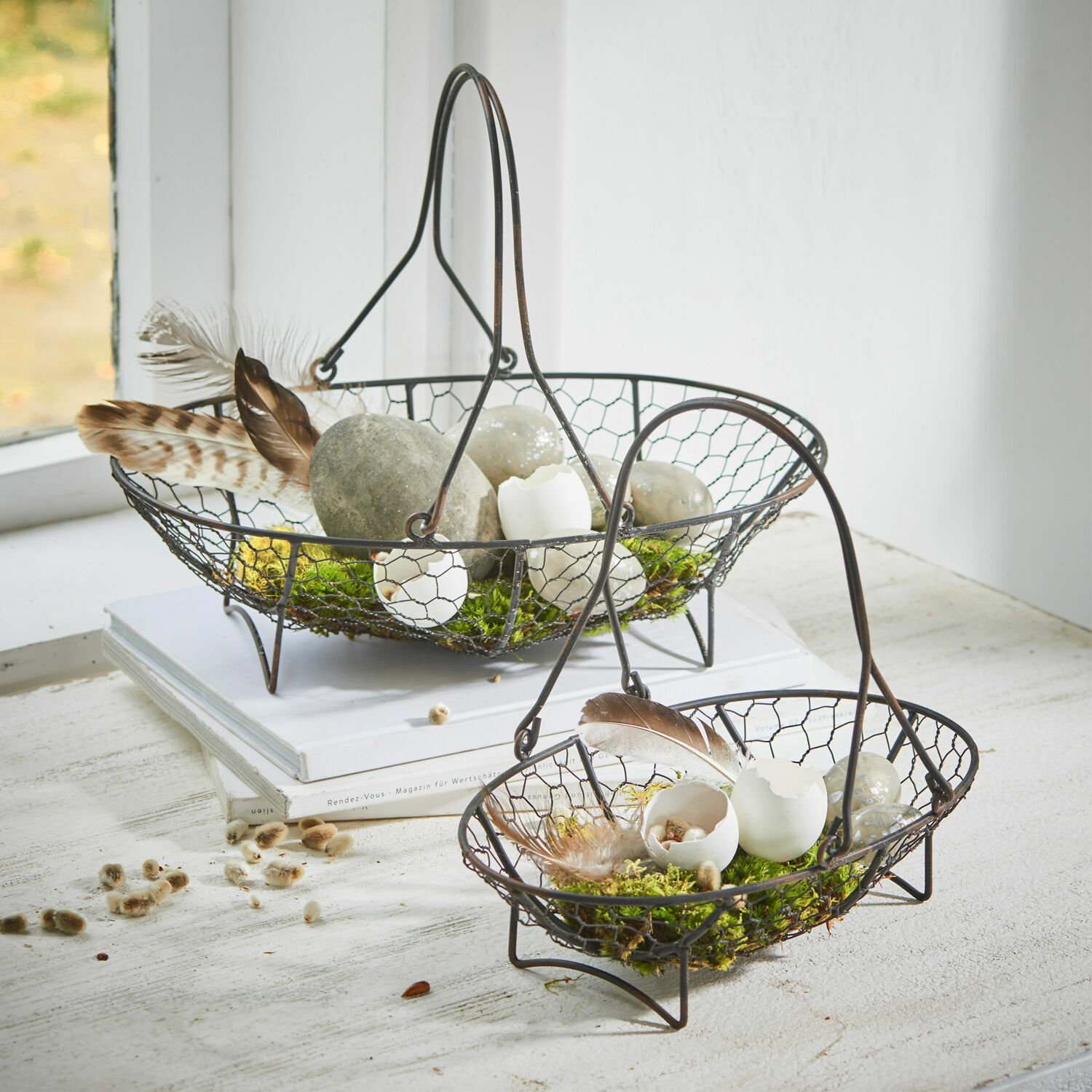 Mand set van 2 Serrie Twee zwarte metalen draadmanden met decoratie van gebroken eierschalen en veren op groen mos