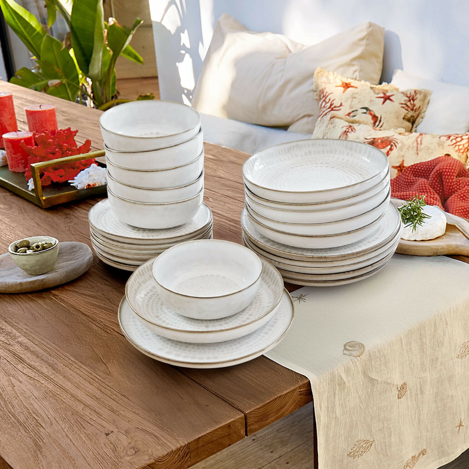 Servies set van 24 Marnis Witte keramische servies set met borden en kommen op houten tafel met decoratie