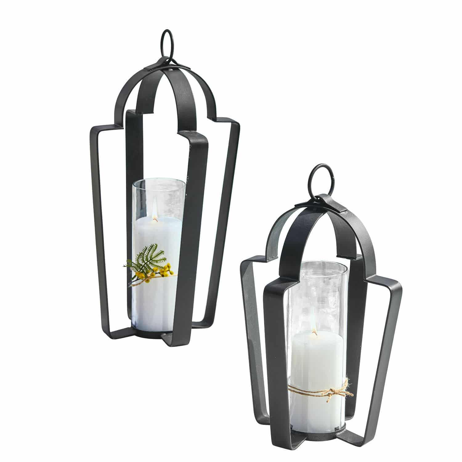Ensemble de deux lanternes en métal noir avec bougies blanches et protections en verre, décoration intérieure