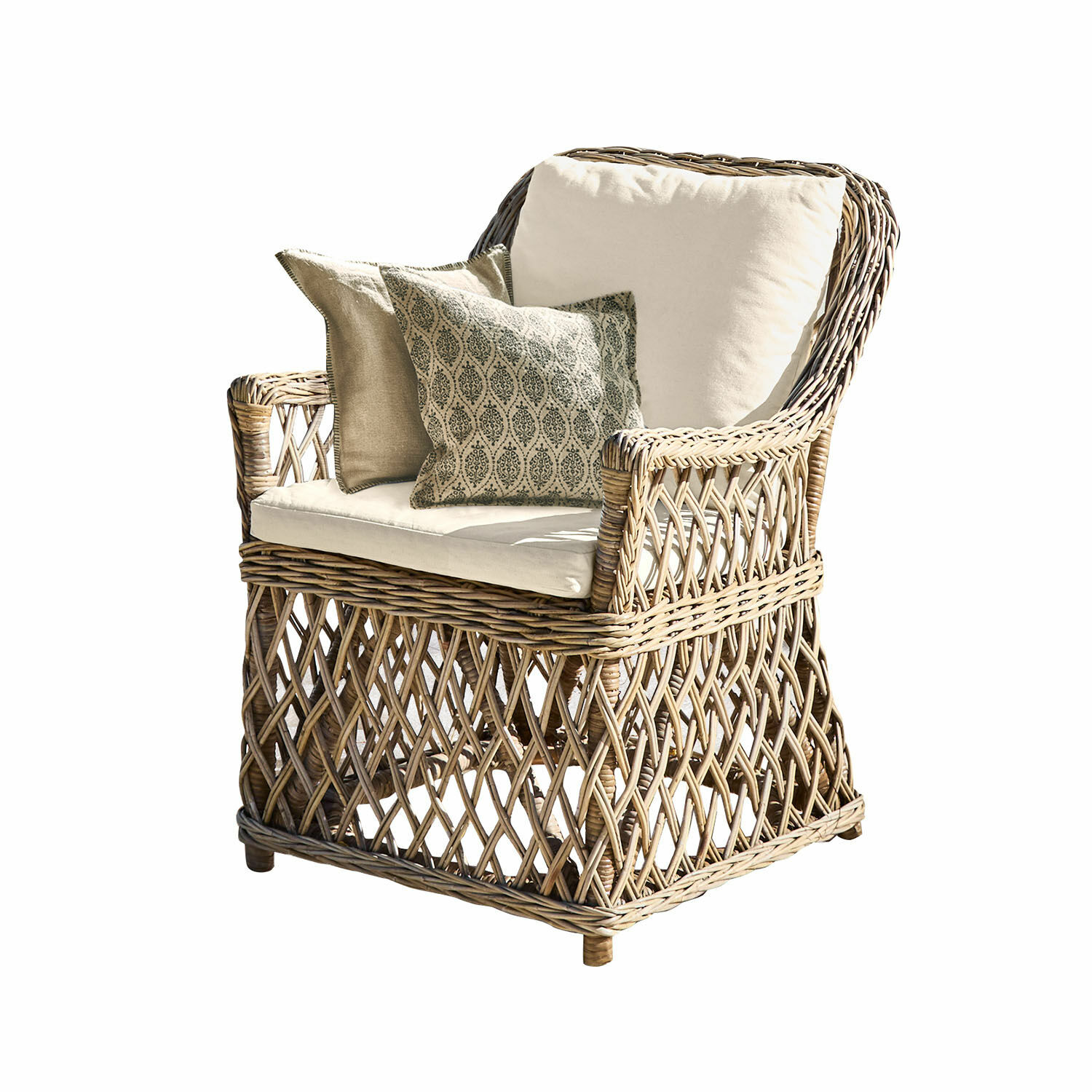 Leunstoel Nesvryn Rotan fauteuil met crèmekleurige kussens en beige sierkussens voor comfortabele zit