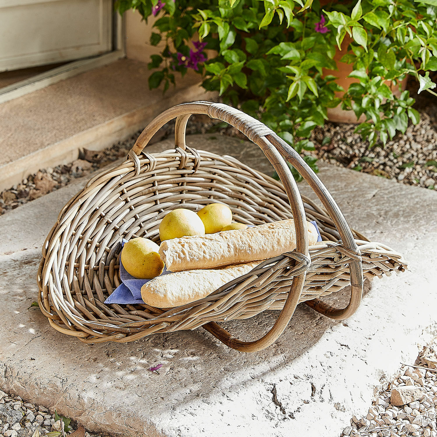 Panier Drillaux Panier en osier naturel avec poignée, contenant des baguettes et des citrons, parfait pour le rangement