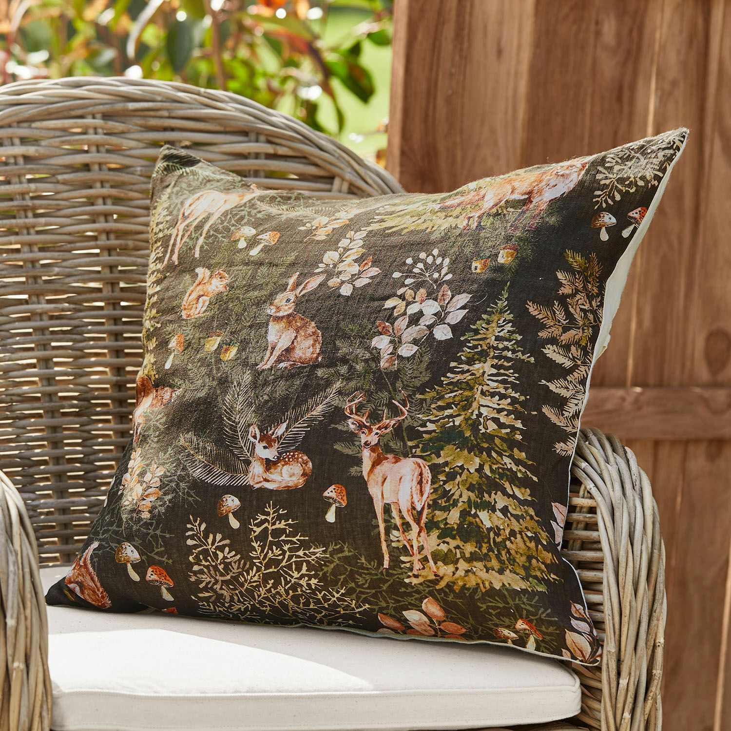 Housse de coussin Clairvigne Coussin décoratif en coton avec motif animaux de la forêt sur fond foncé, idéal pour salon