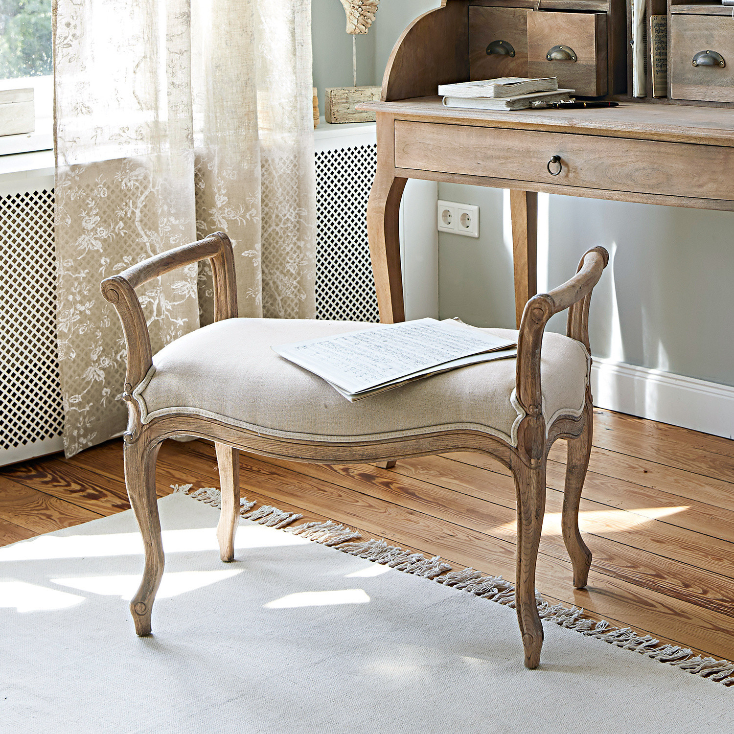 Bankje Pierremont Houten bankje met beige bekleding in vintage stijl voor woonkamer of slaapkamer